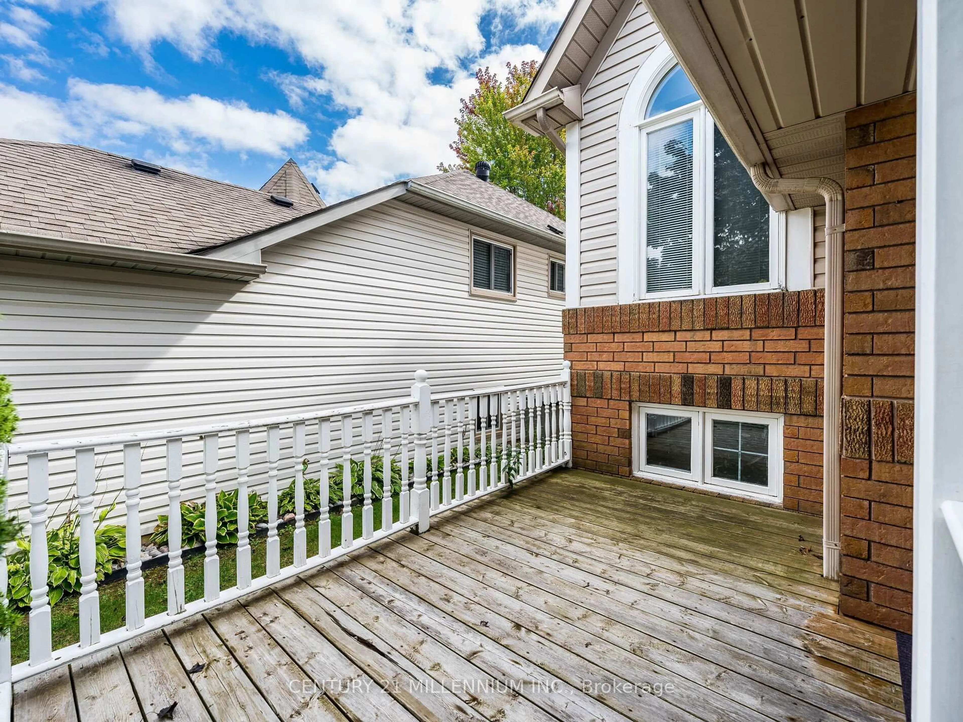 Patio, water/lake/river/ocean view for 425 Elmwood Crt, Oshawa Ontario L1G 7X8