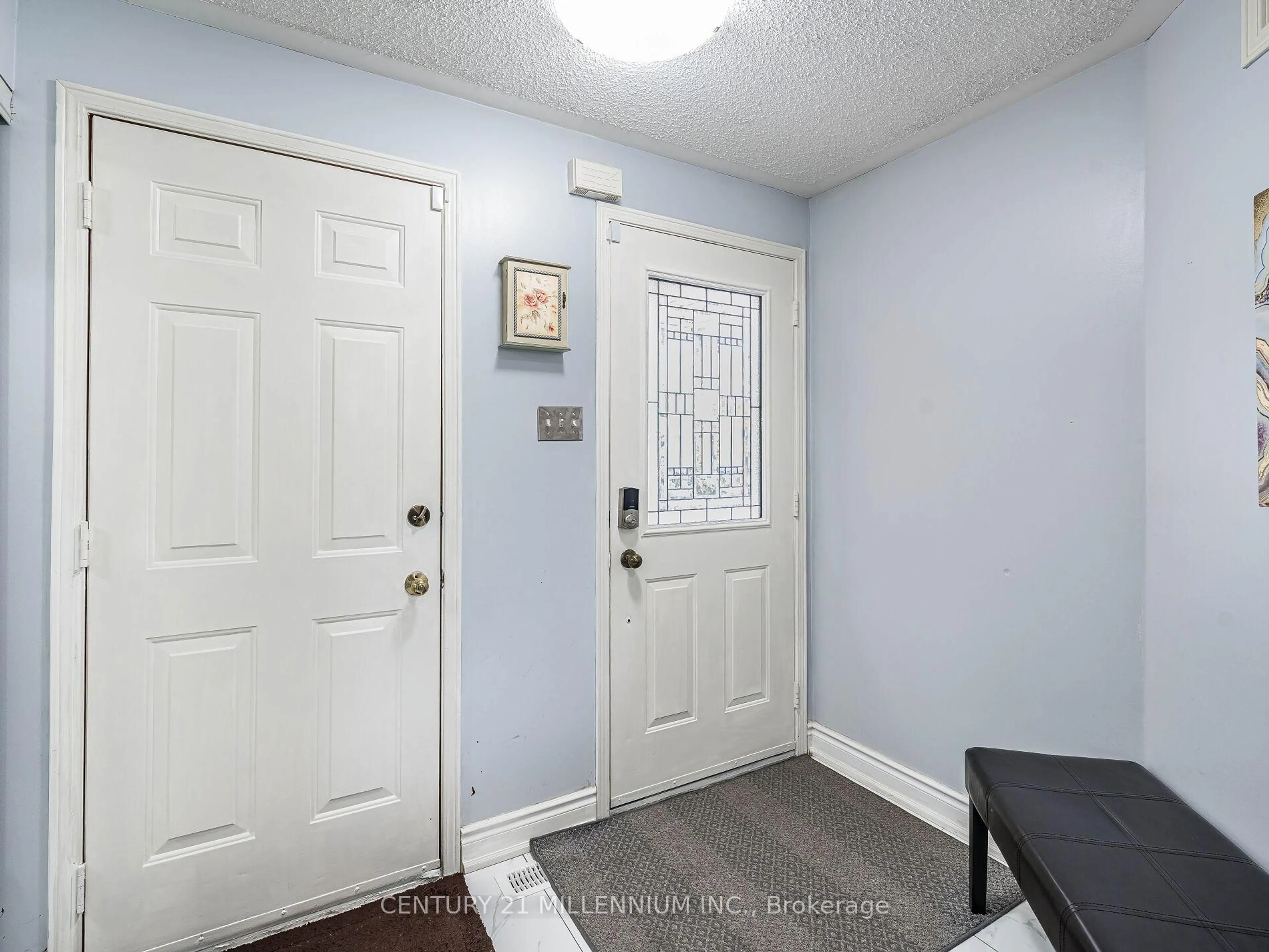 Indoor entryway for 425 Elmwood Crt, Oshawa Ontario L1G 7X8