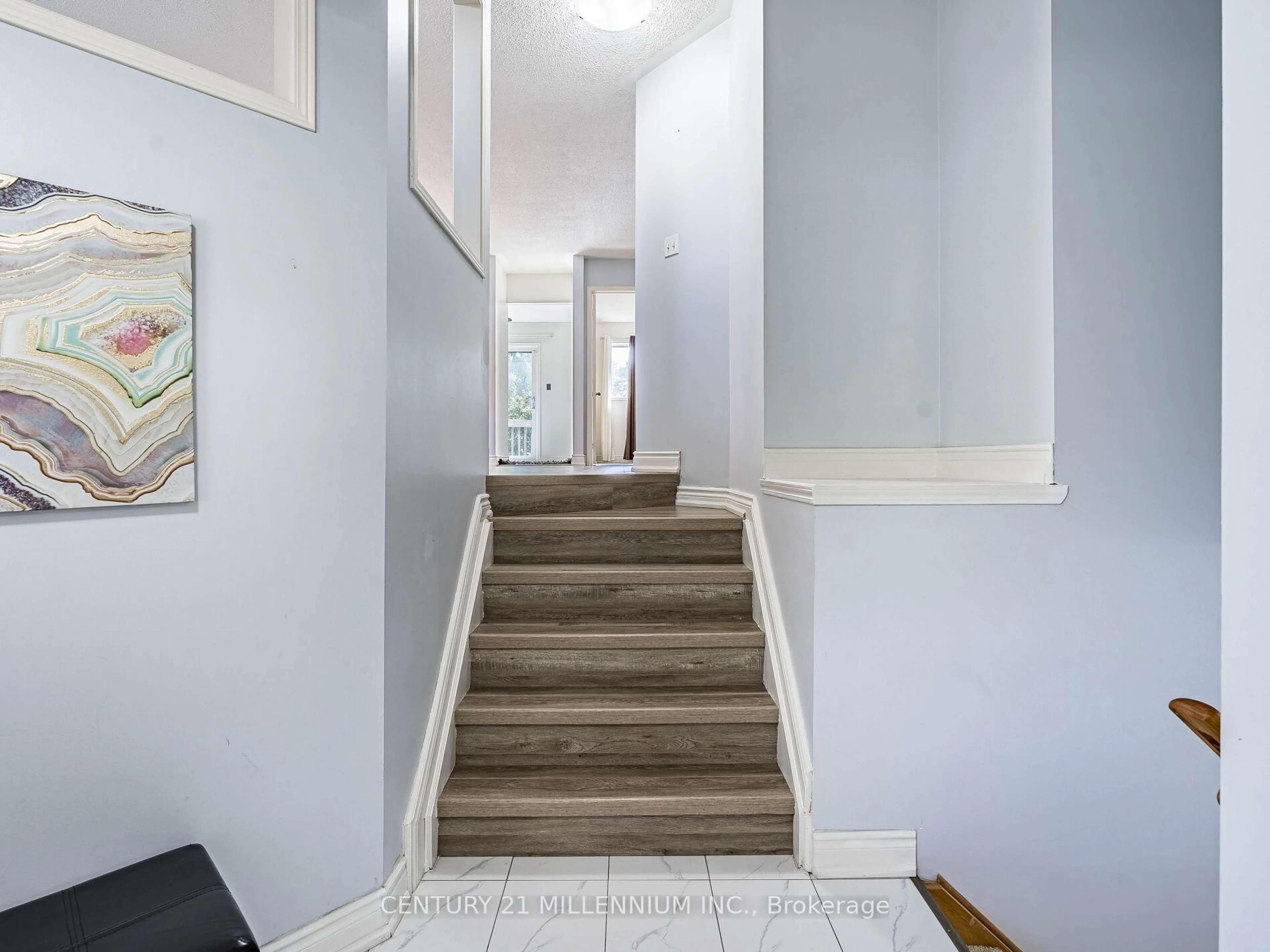 Stairs for 425 Elmwood Crt, Oshawa Ontario L1G 7X8