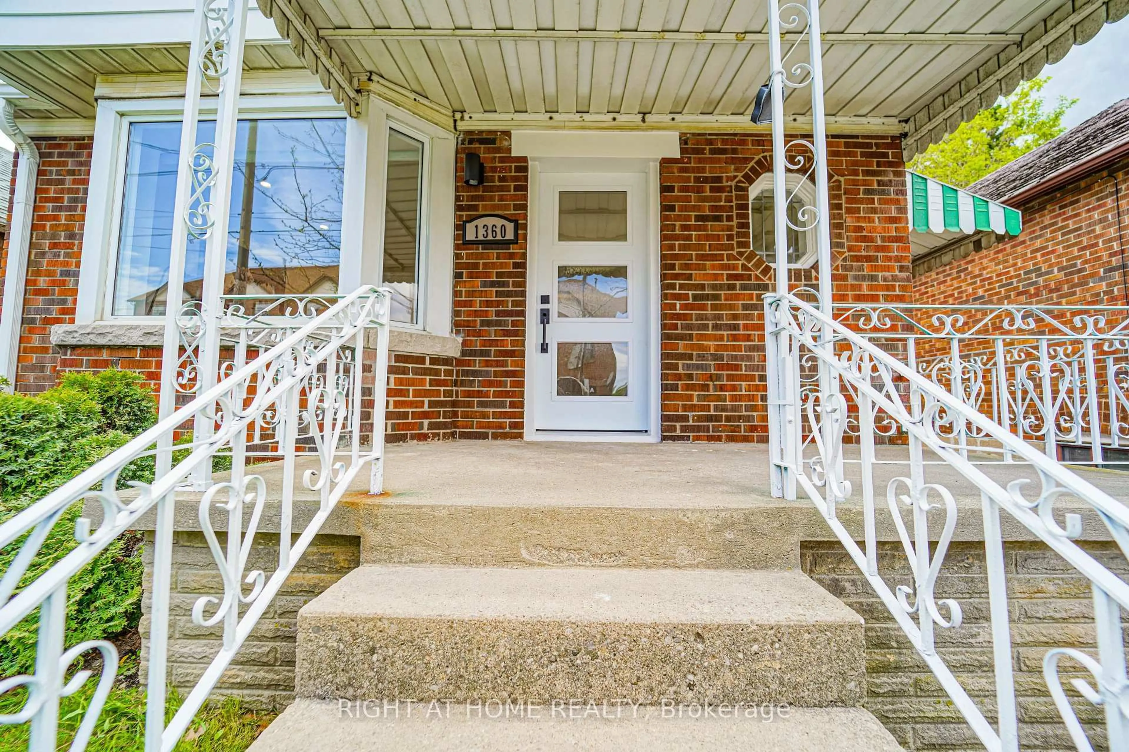 Unknown for 1360 Woodbine Ave, Toronto Ontario M4C 4G5