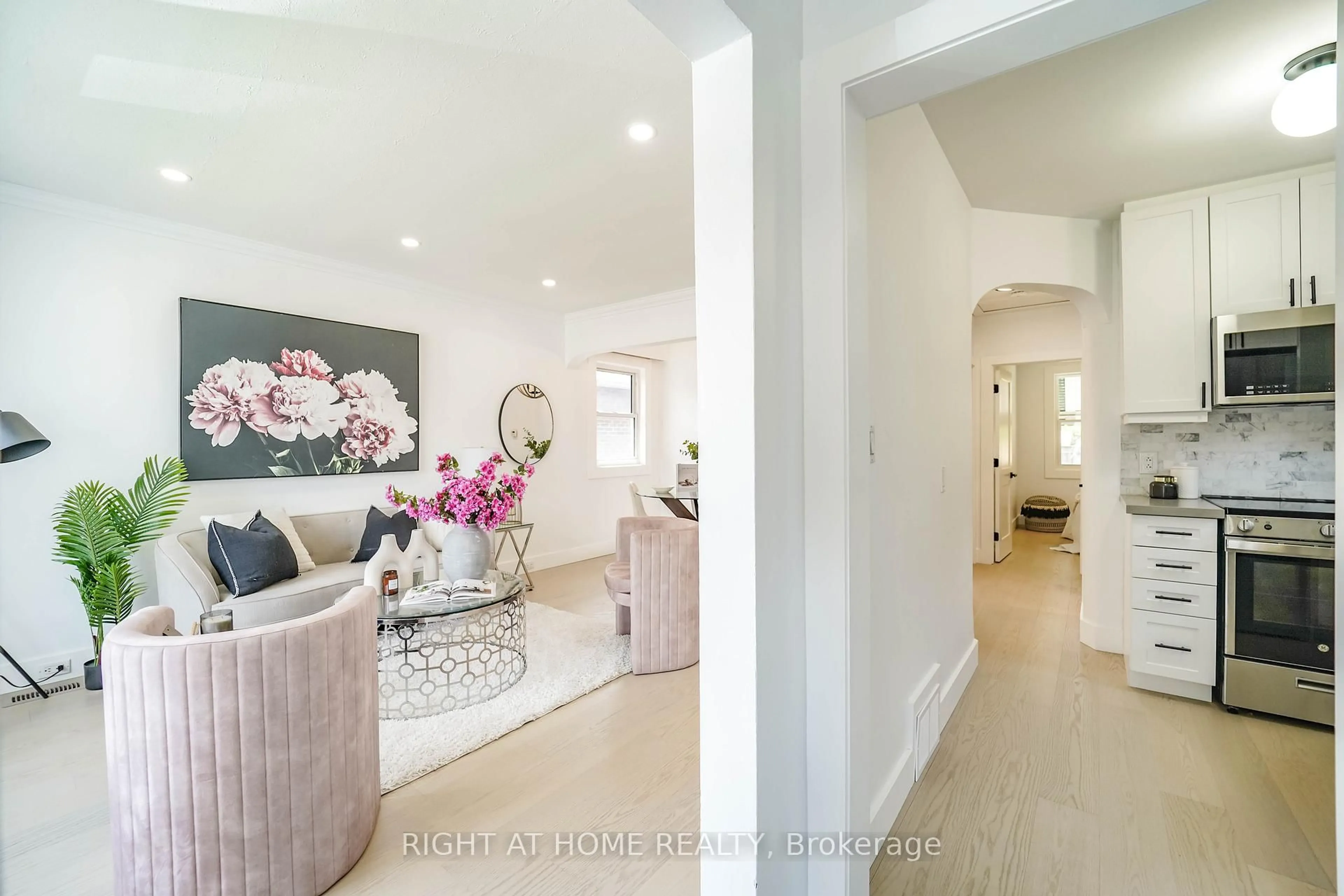 Indoor entryway for 1360 Woodbine Ave, Toronto Ontario M4C 4G5