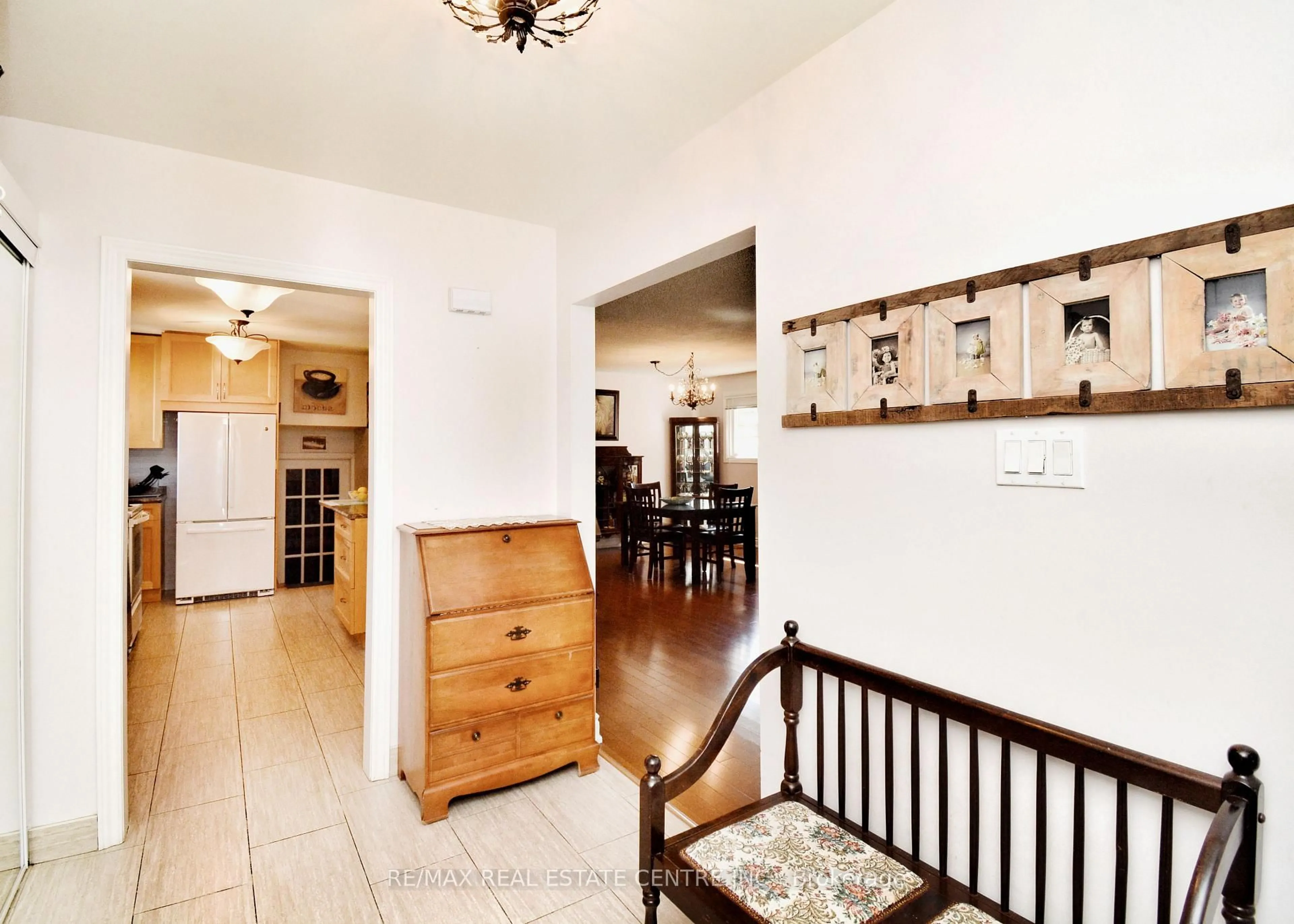 Indoor foyer for 49 Boarhill Dr, Toronto Ontario M1S 2L9