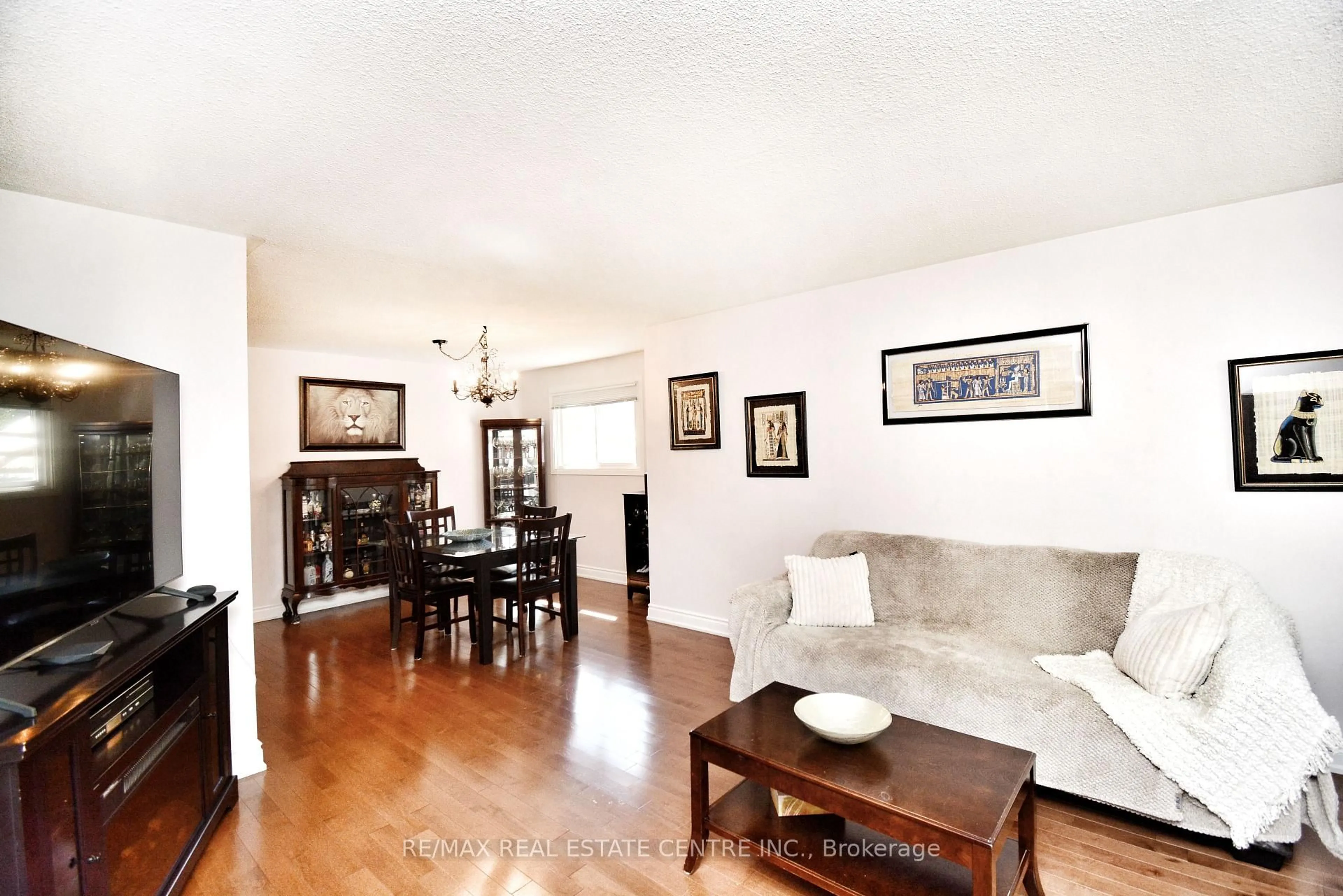 Living room with furniture, wood/laminate floor for 49 Boarhill Dr, Toronto Ontario M1S 2L9