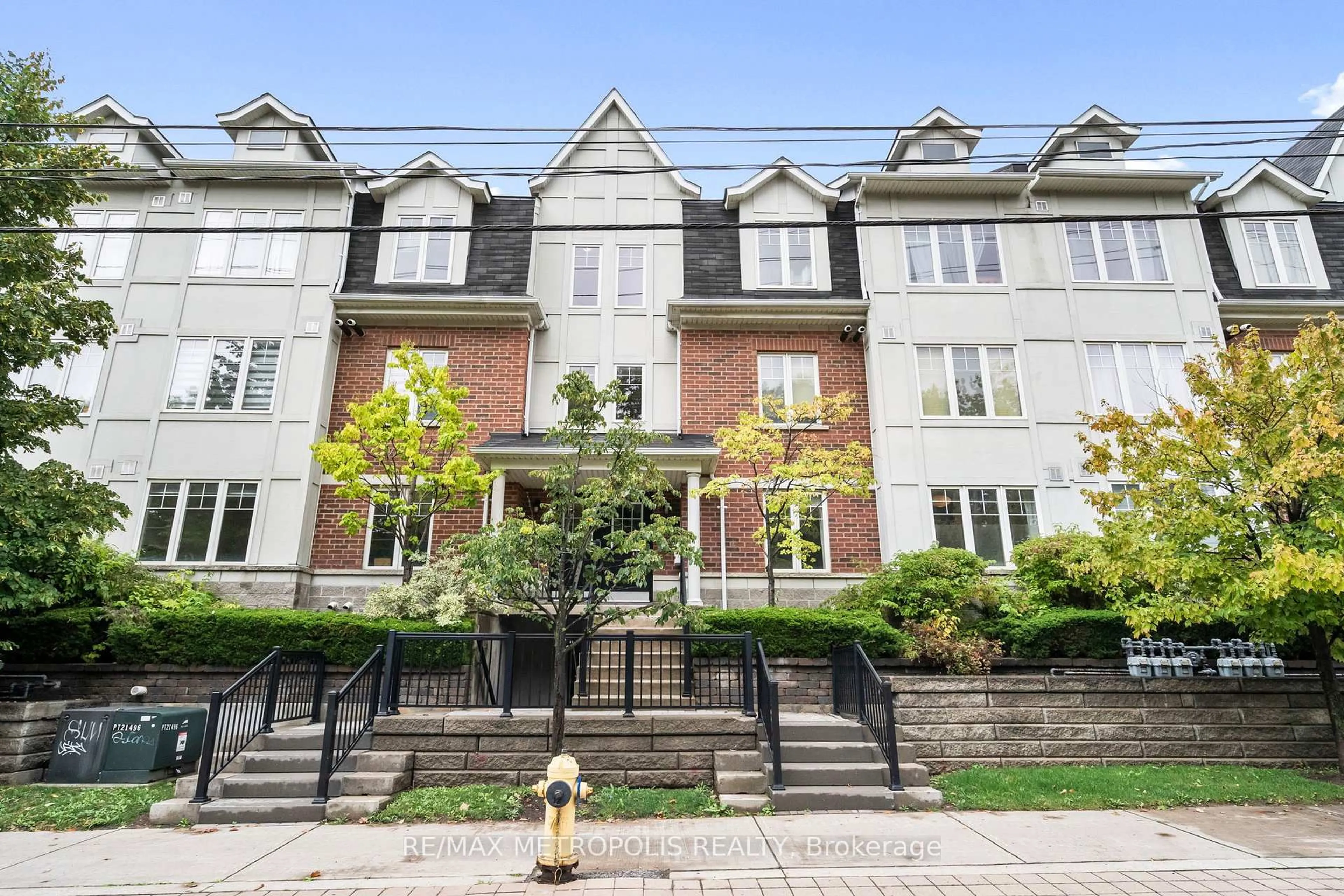 Patio, street for 669A Warden Ave #13, Toronto Ontario M1L 0G3