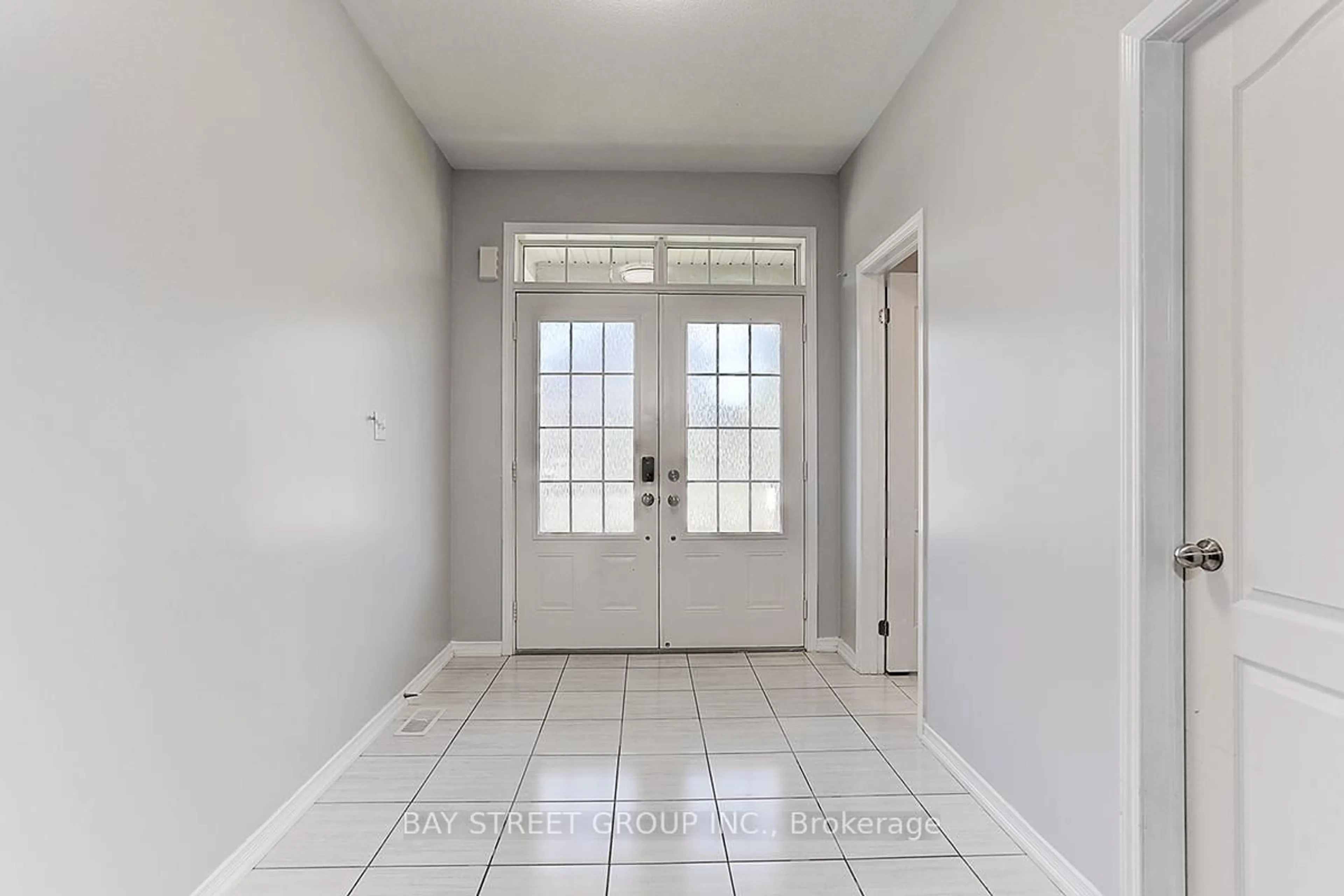 Indoor entryway for 2433 Equestrian Cres Cres, Oshawa Ontario L1L 0L9