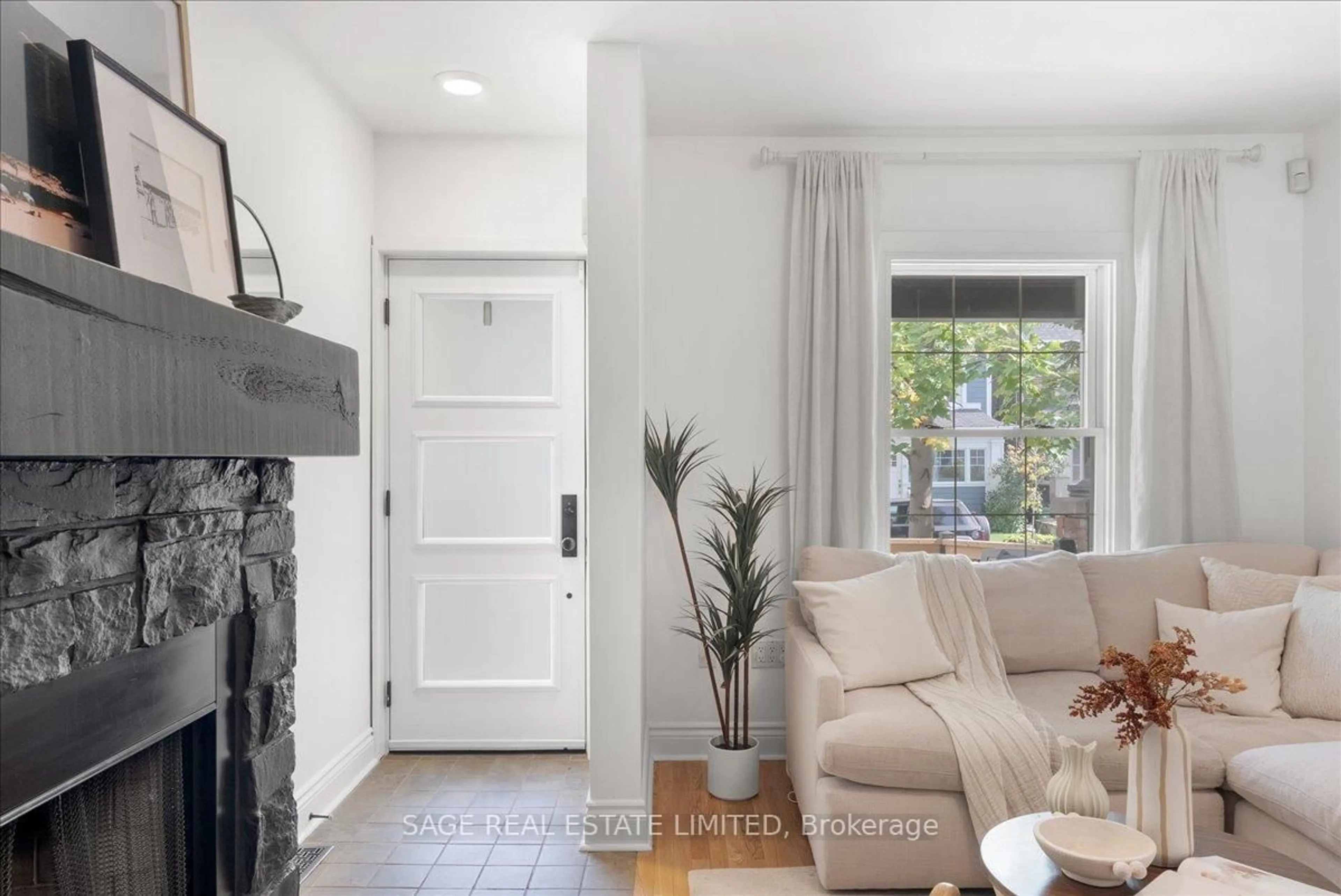 Living room with furniture, unknown for 28 Pickering St, Toronto Ontario M4E 3J6