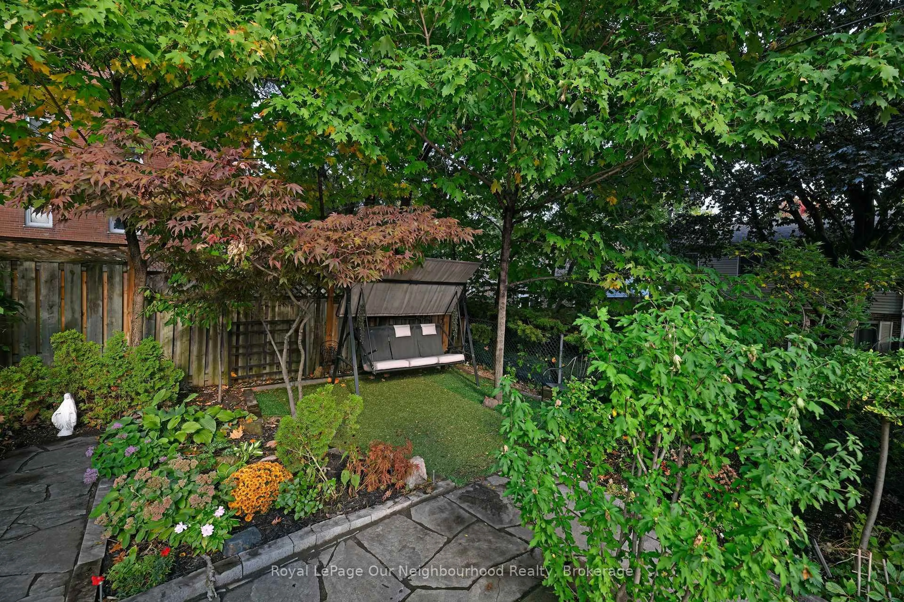 A pic from outside/outdoor area/front of a property/back of a property/a pic from drone, street for 1275 Kingston Rd, Toronto Ontario M1N 1P4