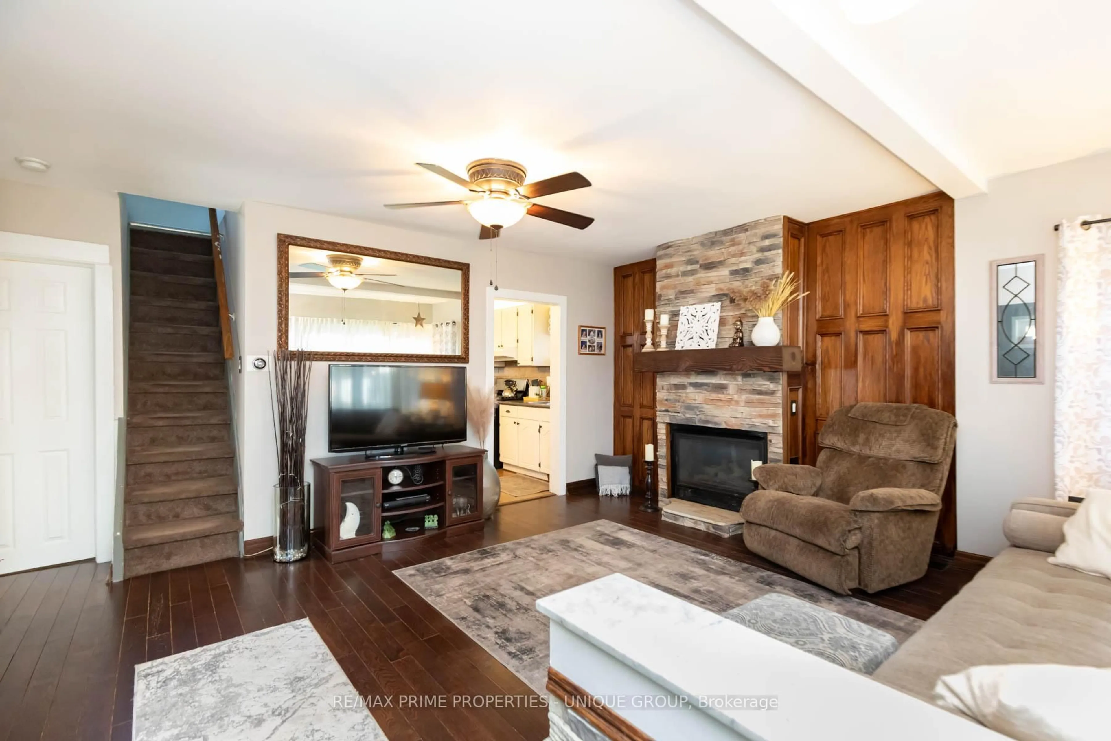 Living room with furniture, wood/laminate floor for 40 Jeavons Ave, Toronto Ontario M1K 1S8