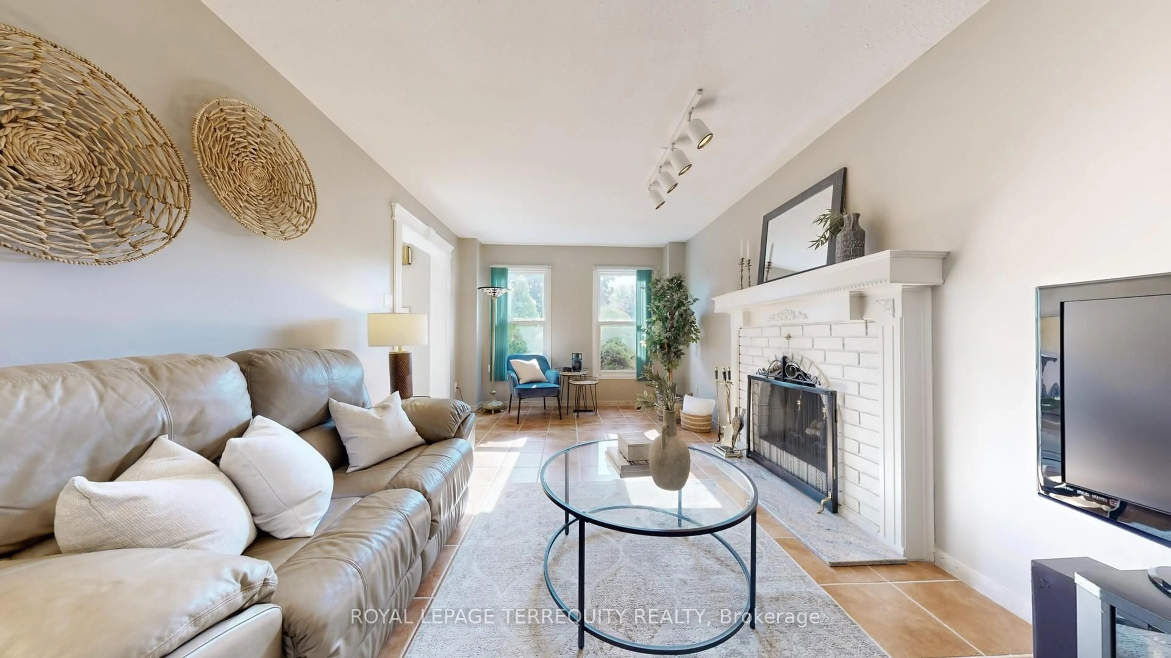 Living room with furniture, unknown for 61 Jason Dr, Whitby Ontario L1R 1L1
