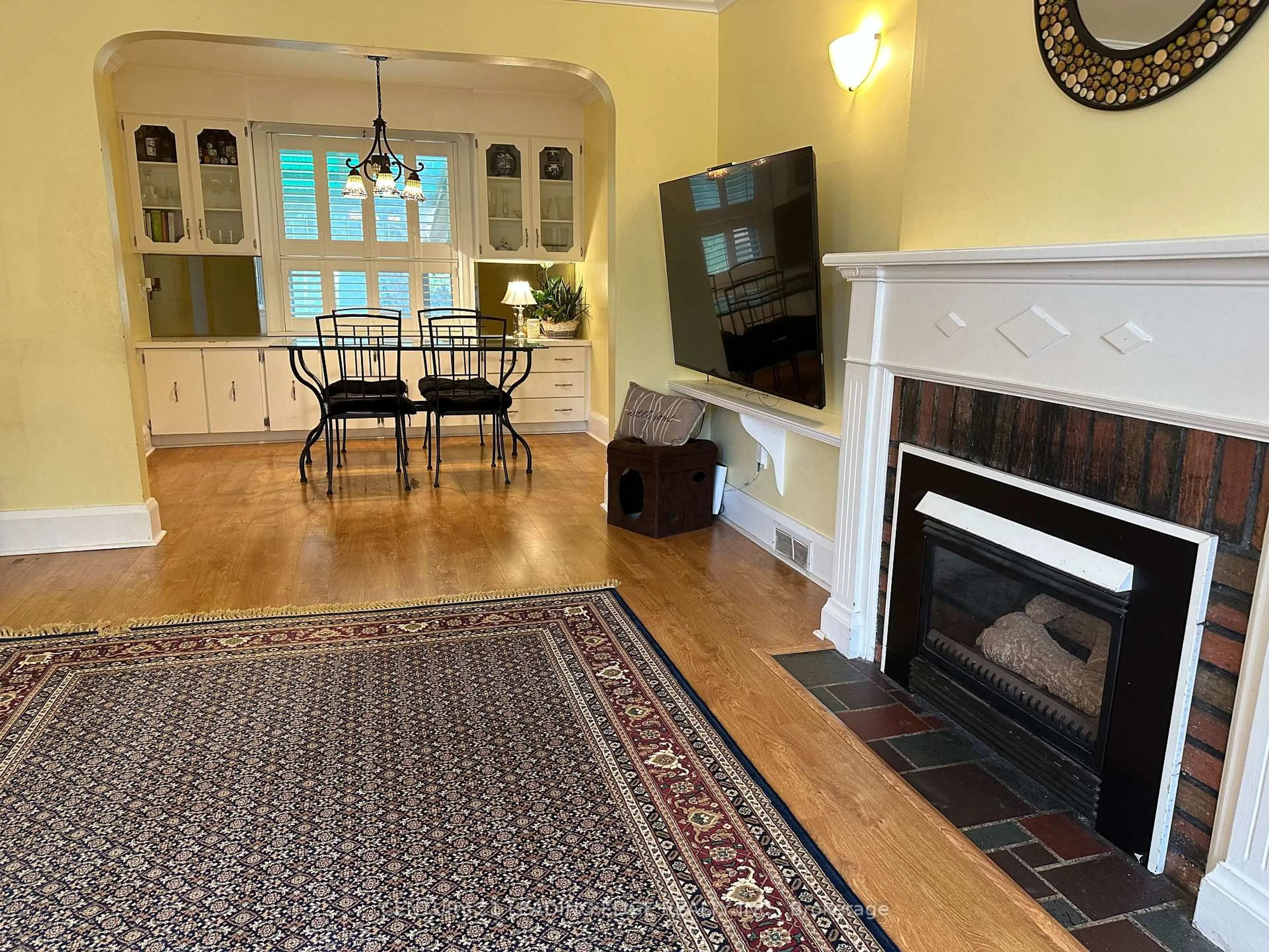 Living room with furniture, unknown for 30 Cadillac Ave, Oshawa Ontario L1G 6B7