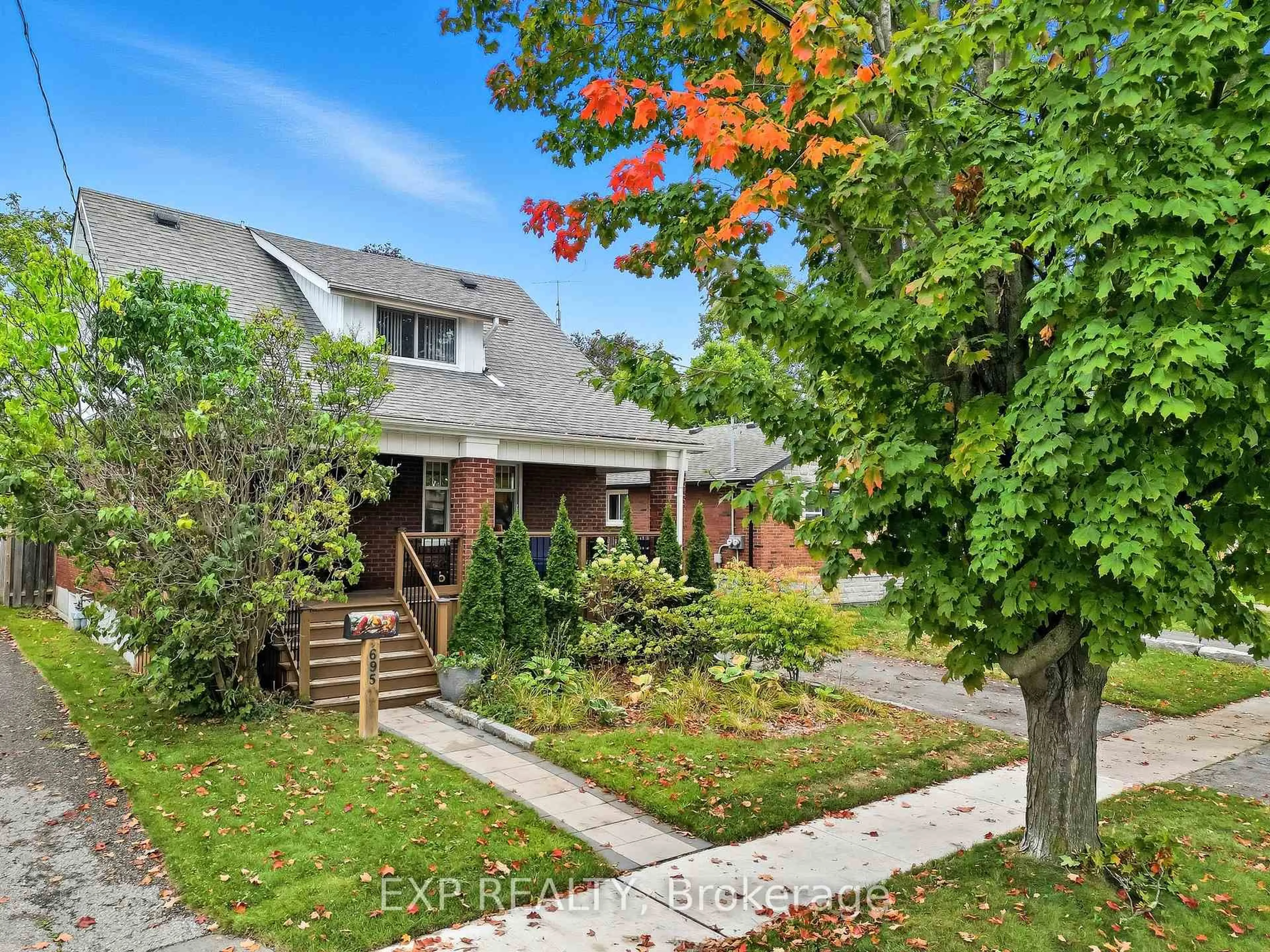 A pic from outside/outdoor area/front of a property/back of a property/a pic from drone, street for 695 Hortop St, Oshawa Ontario L1G 4N7