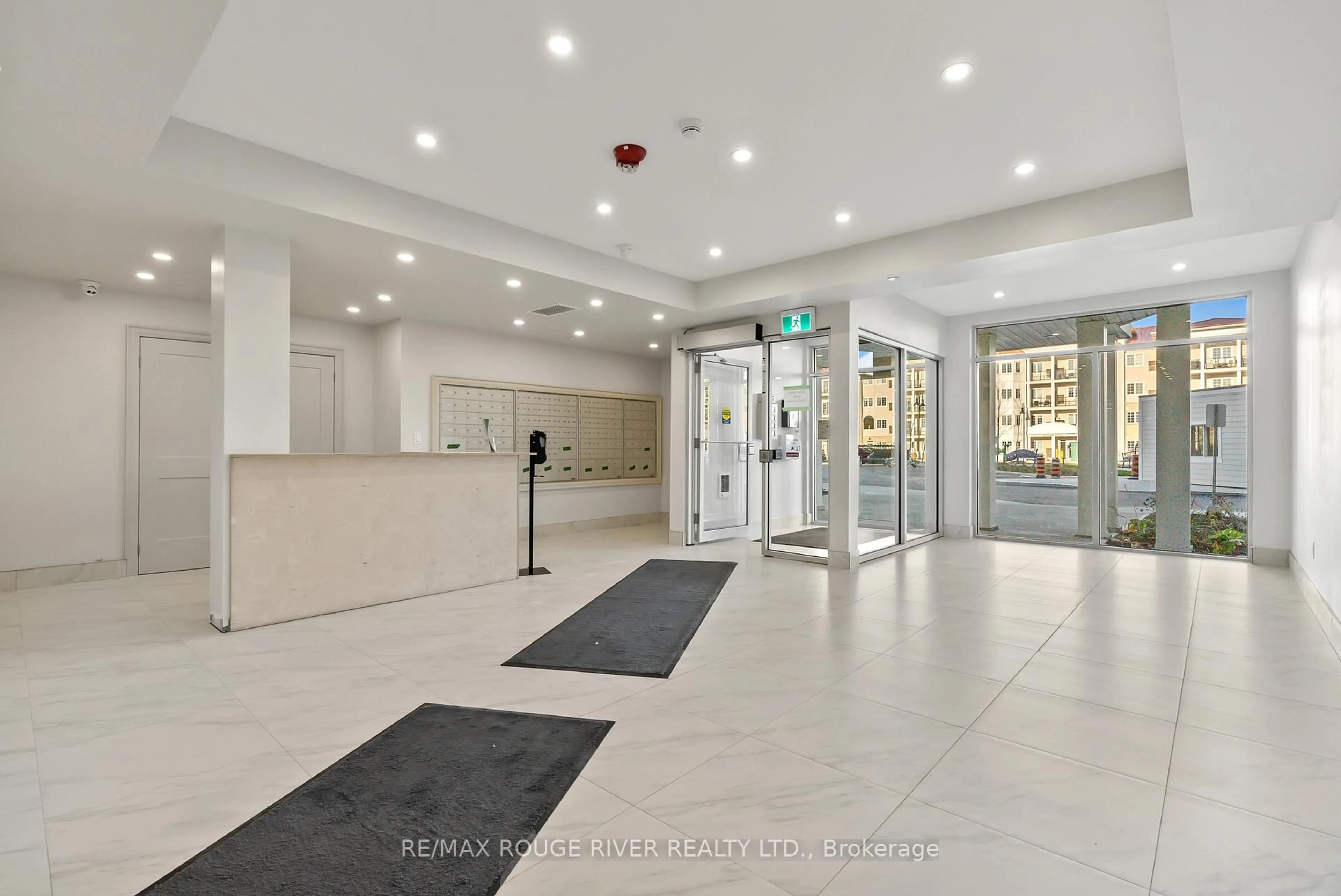 Indoor foyer for 50 Lakebreeze Dr #117, Clarington Ontario L1B 0V9