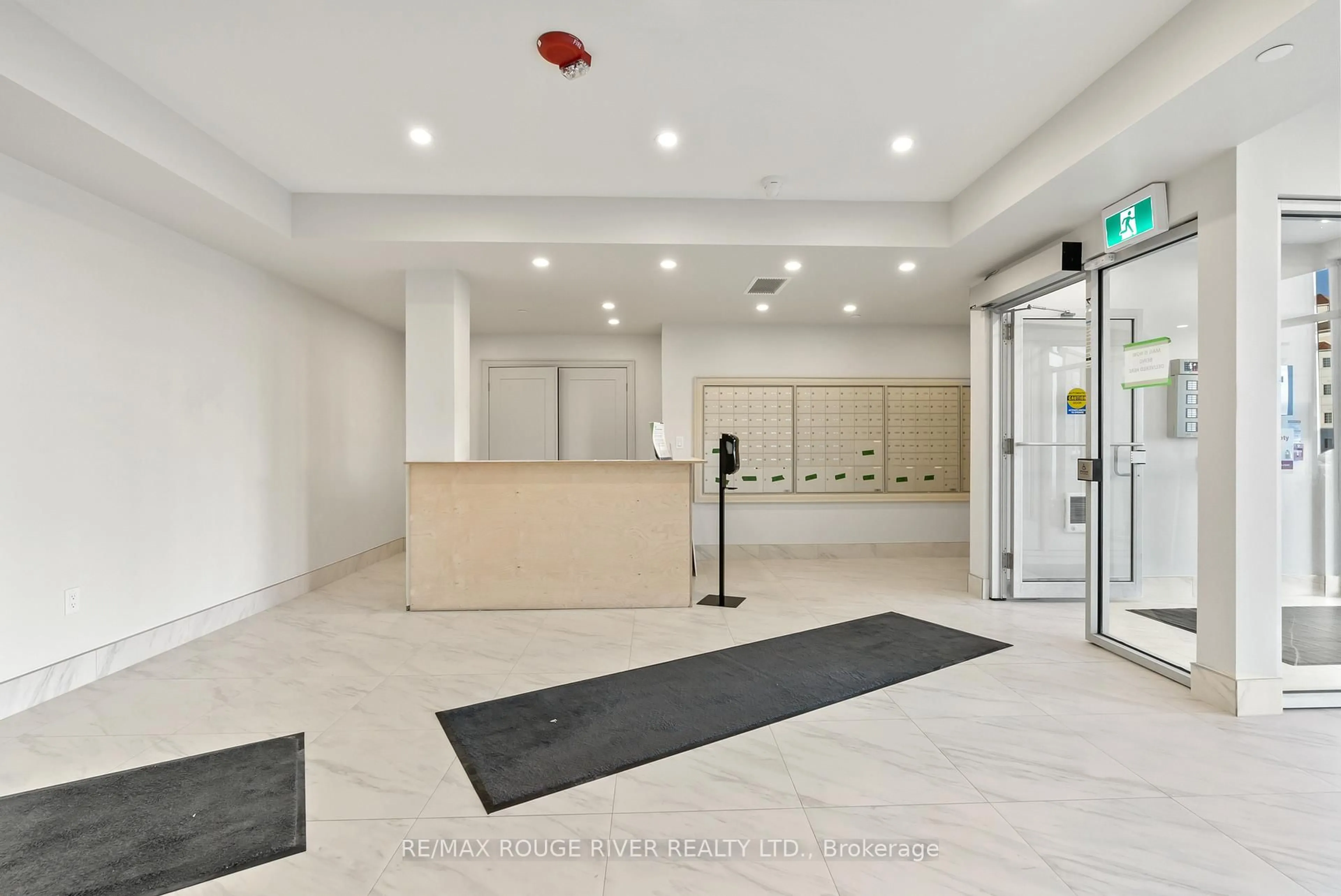 Indoor foyer for 50 Lakebreeze Dr #117, Clarington Ontario L1B 0V9