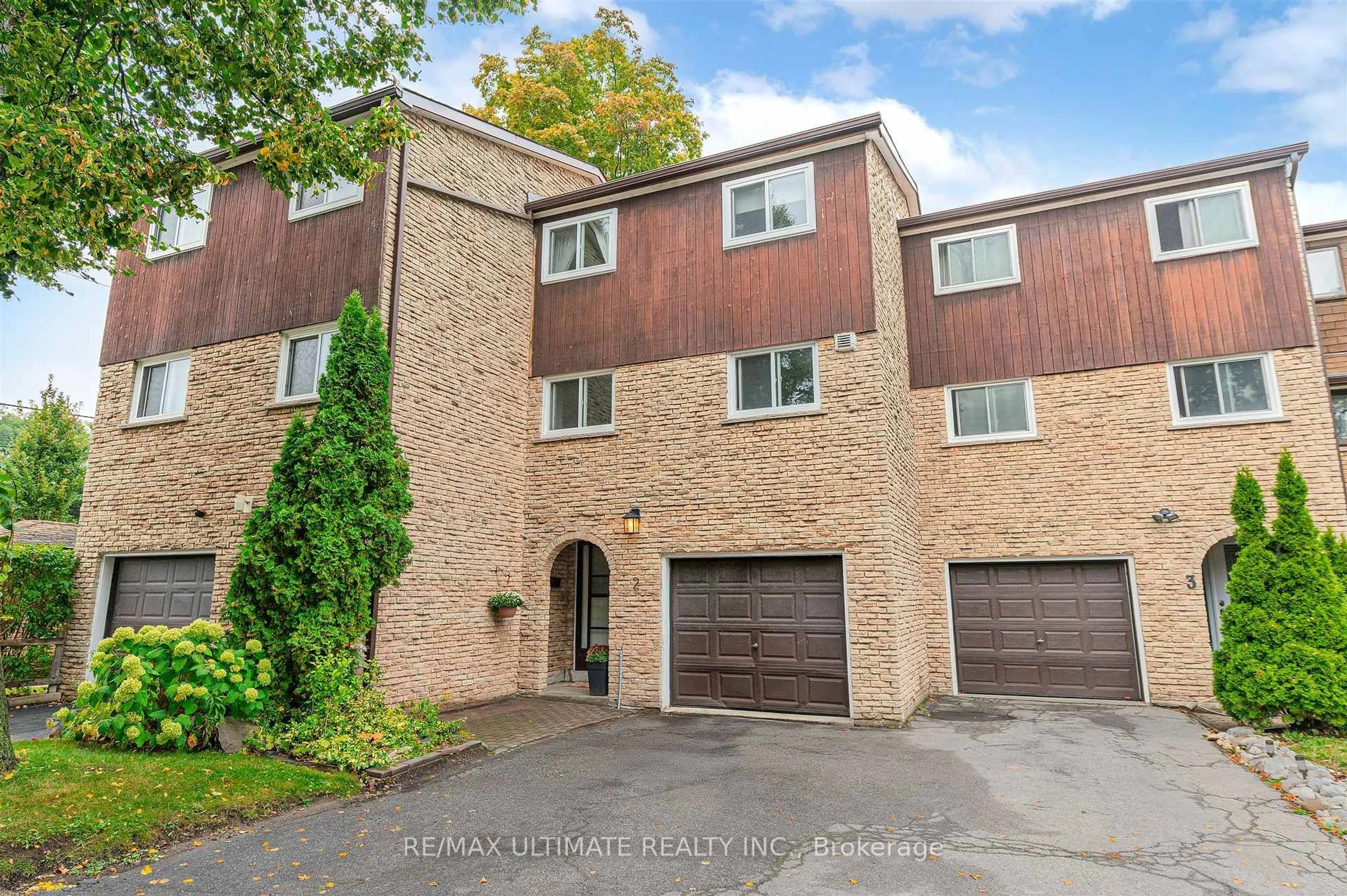 A pic from outside/outdoor area/front of a property/back of a property/a pic from drone, street for 21 Rockwood Dr #2, Toronto Ontario M1M 3M9