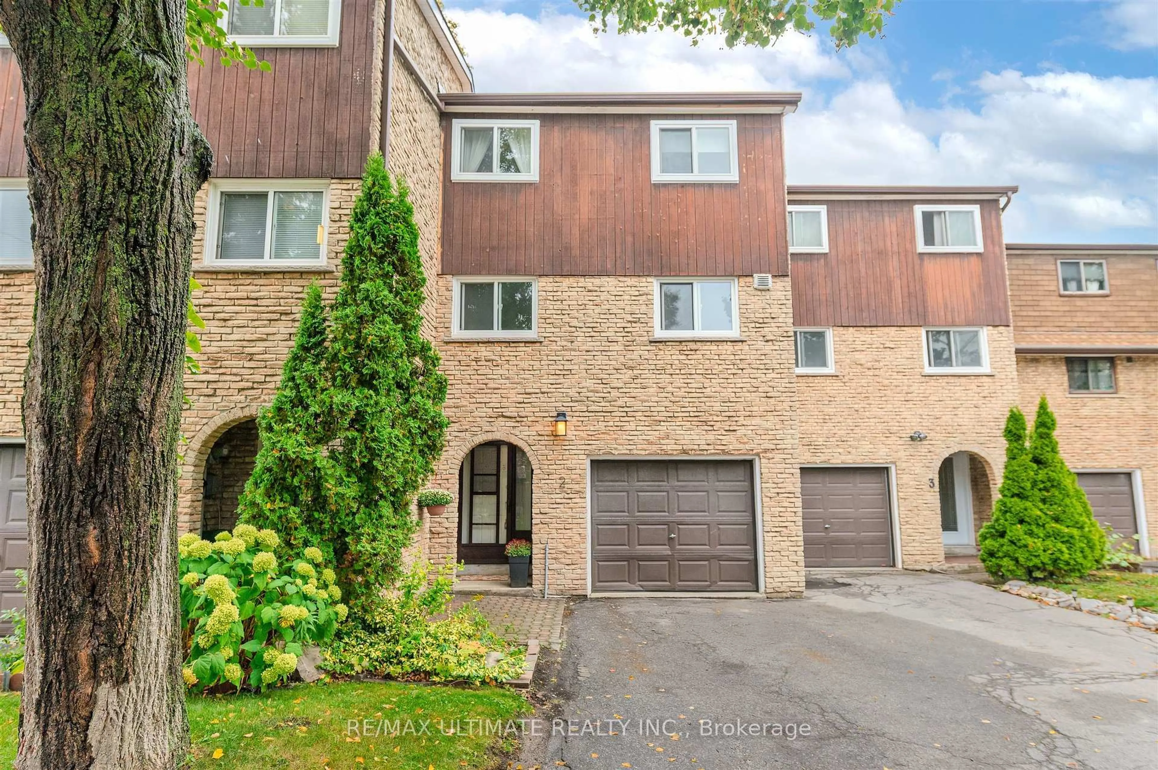 A pic from outside/outdoor area/front of a property/back of a property/a pic from drone, street for 21 Rockwood Dr #2, Toronto Ontario M1M 3M9