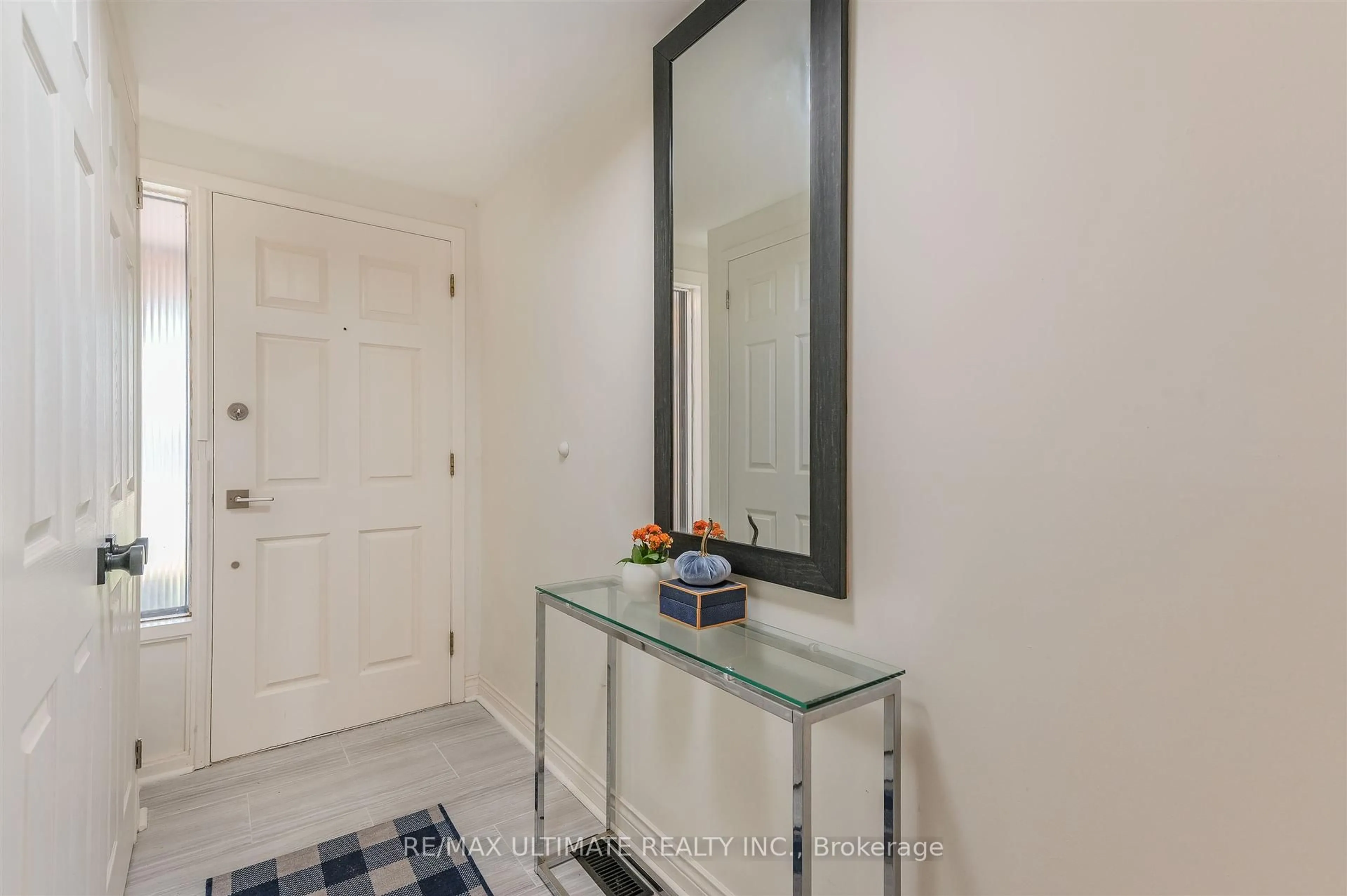 Indoor entryway for 21 Rockwood Dr #2, Toronto Ontario M1M 3M9