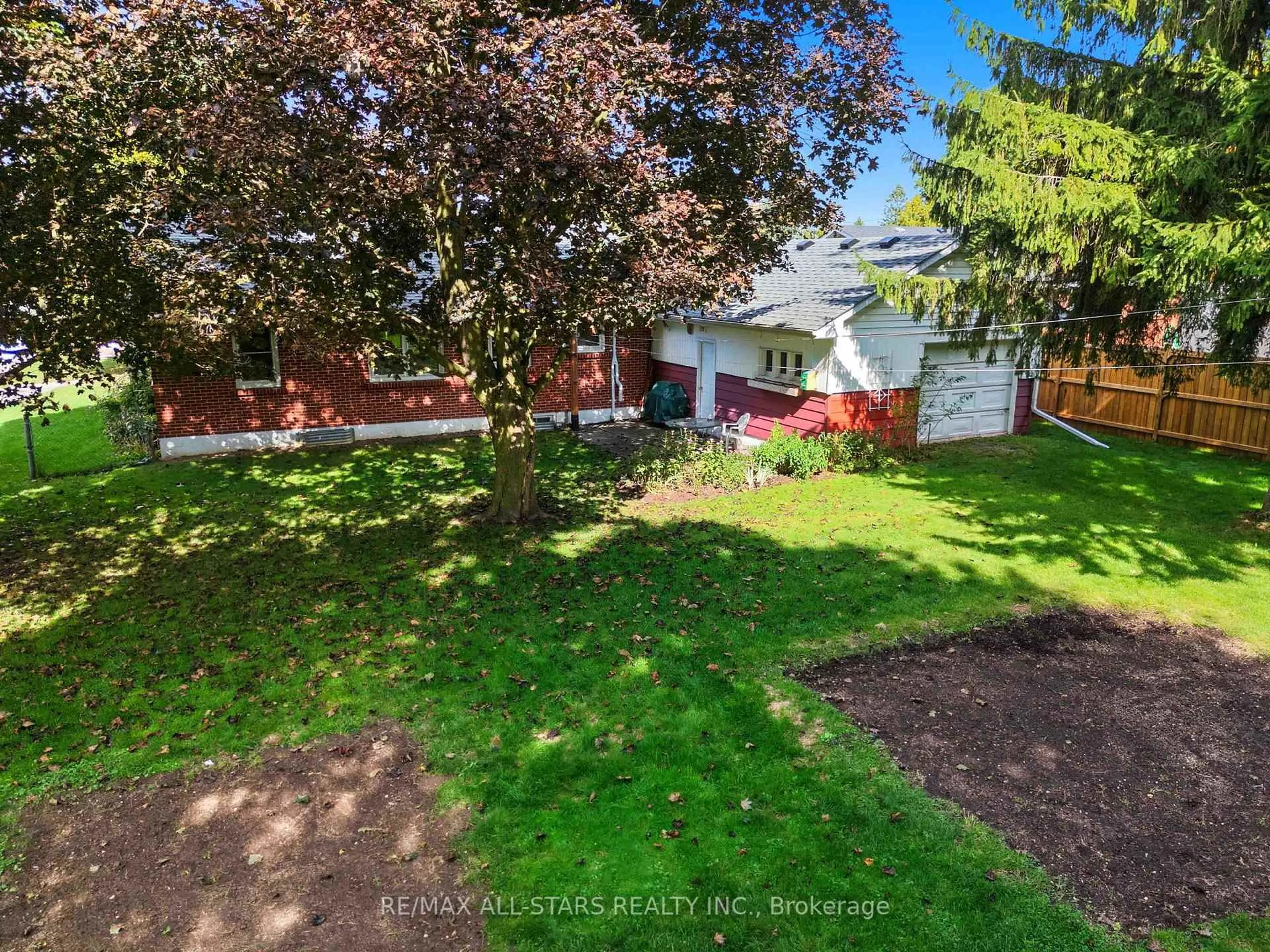 A pic from outside/outdoor area/front of a property/back of a property/a pic from drone, street for 620 Queen St, Scugog Ontario L9L 1K5