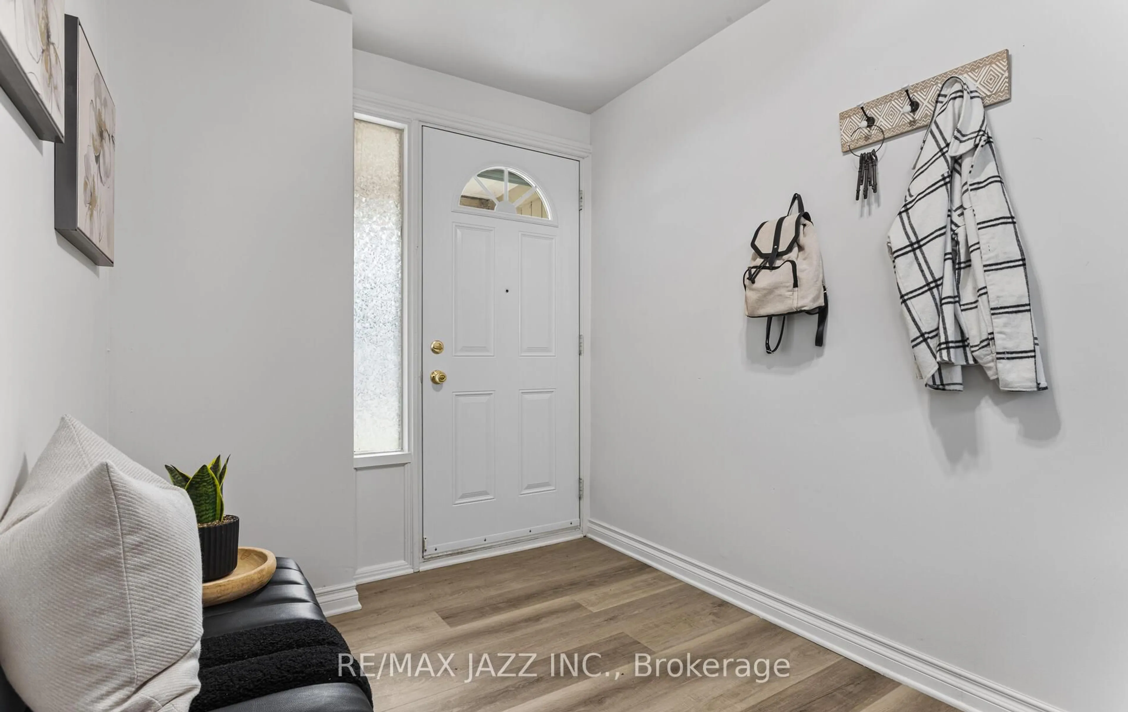 Indoor entryway for 1330 Trowbridge Dr #95, Oshawa Ontario L1G 7L1