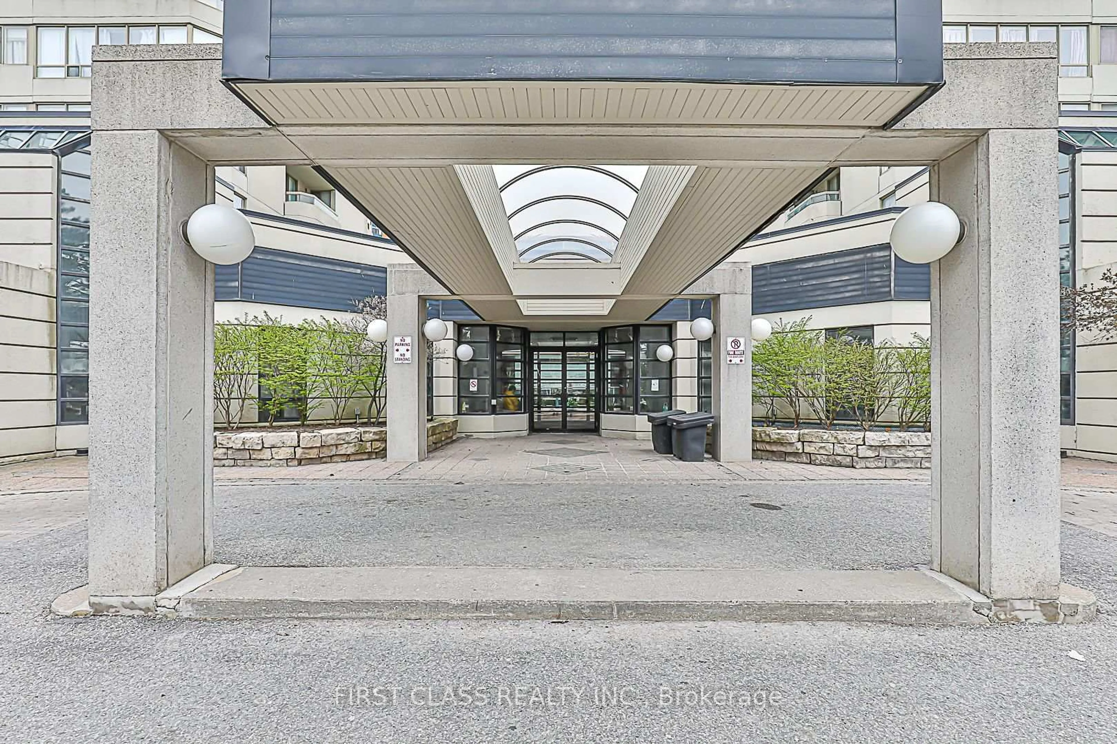 Indoor foyer for 160 Alton Towers Circ #807, Toronto Ontario M1V 4X8