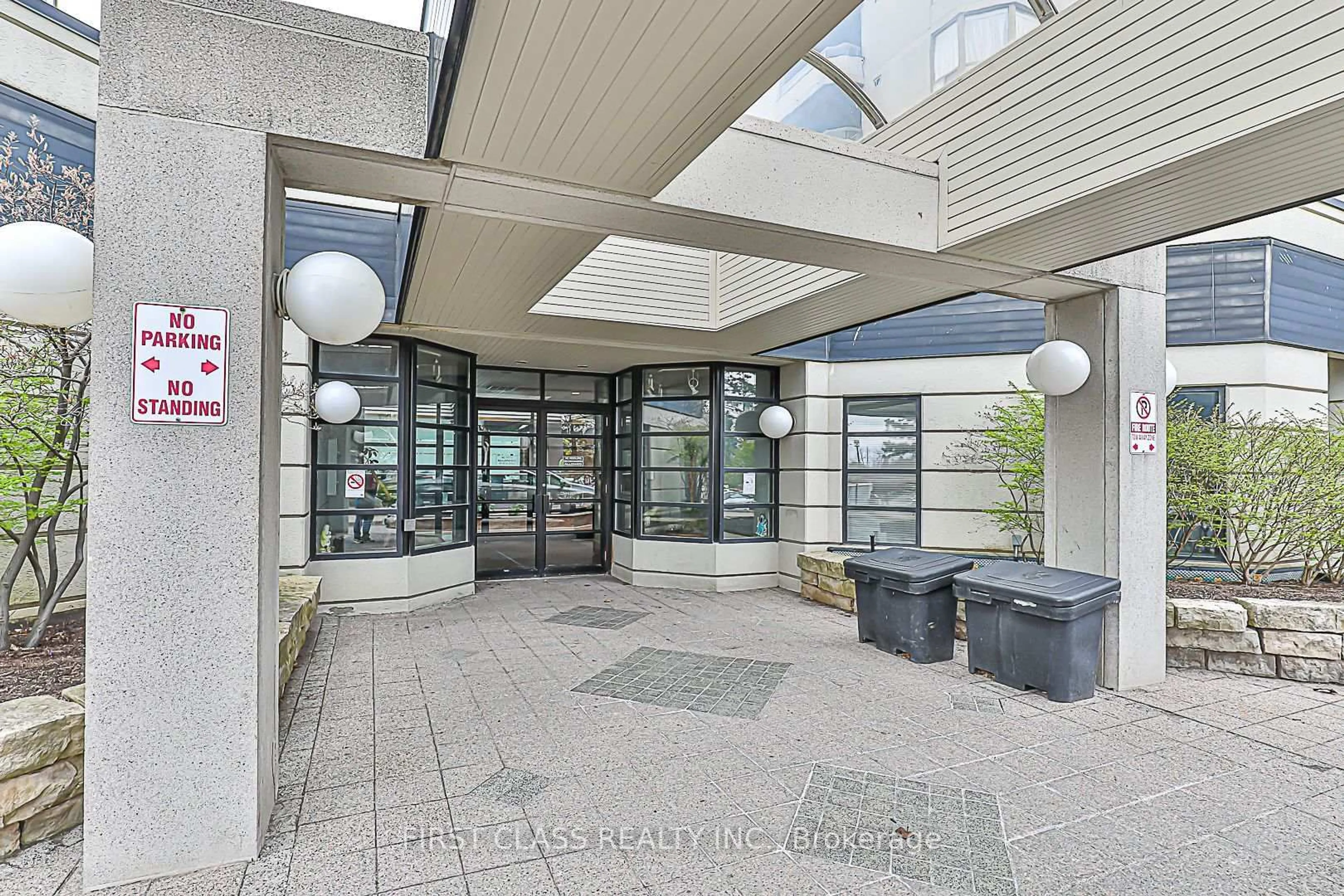 Indoor foyer for 160 Alton Towers Circ #807, Toronto Ontario M1V 4X8