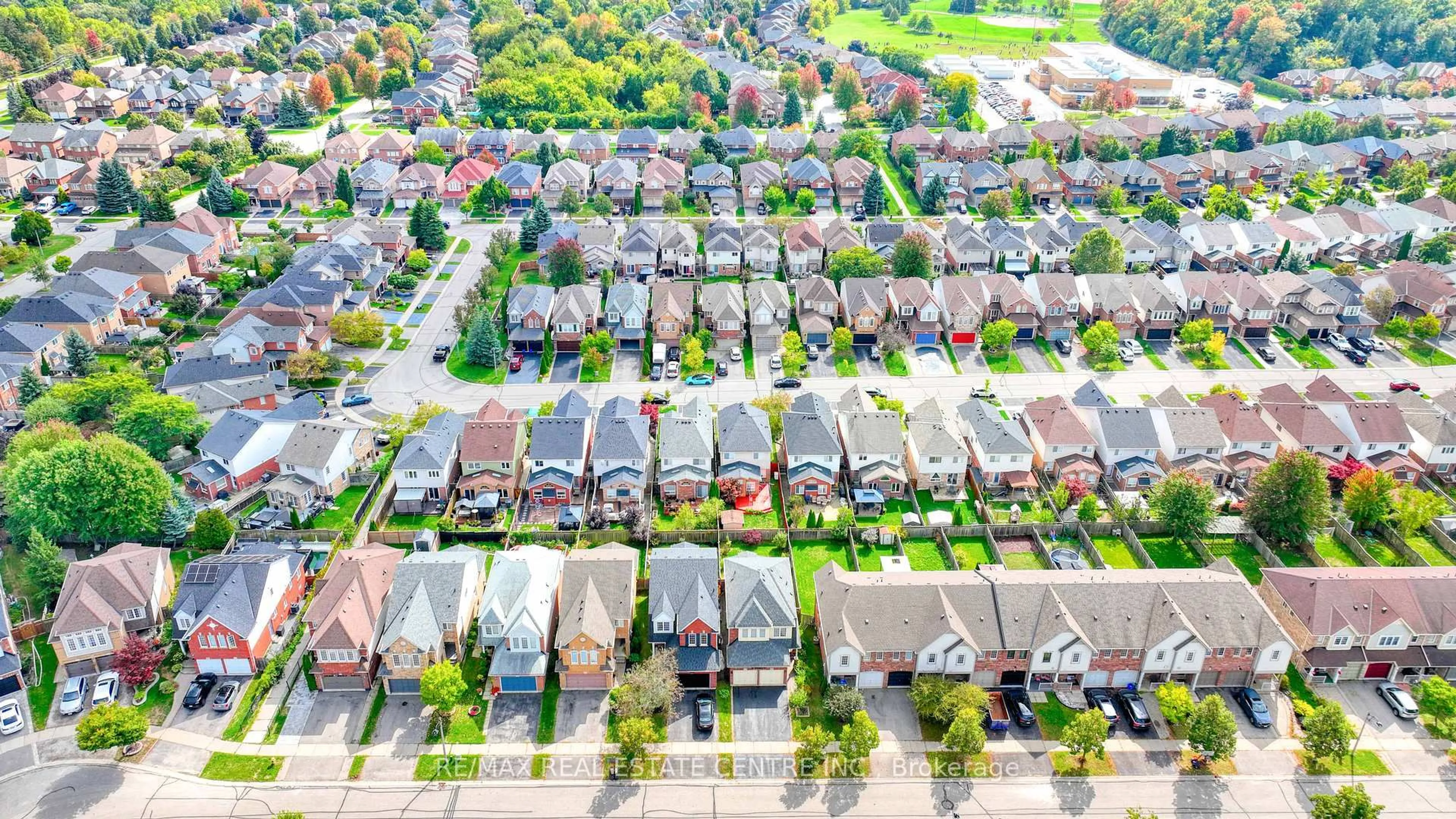 A pic from outside/outdoor area/front of a property/back of a property/a pic from drone, street for 37 Shenandoah Dr, Whitby Ontario L1P 1S9