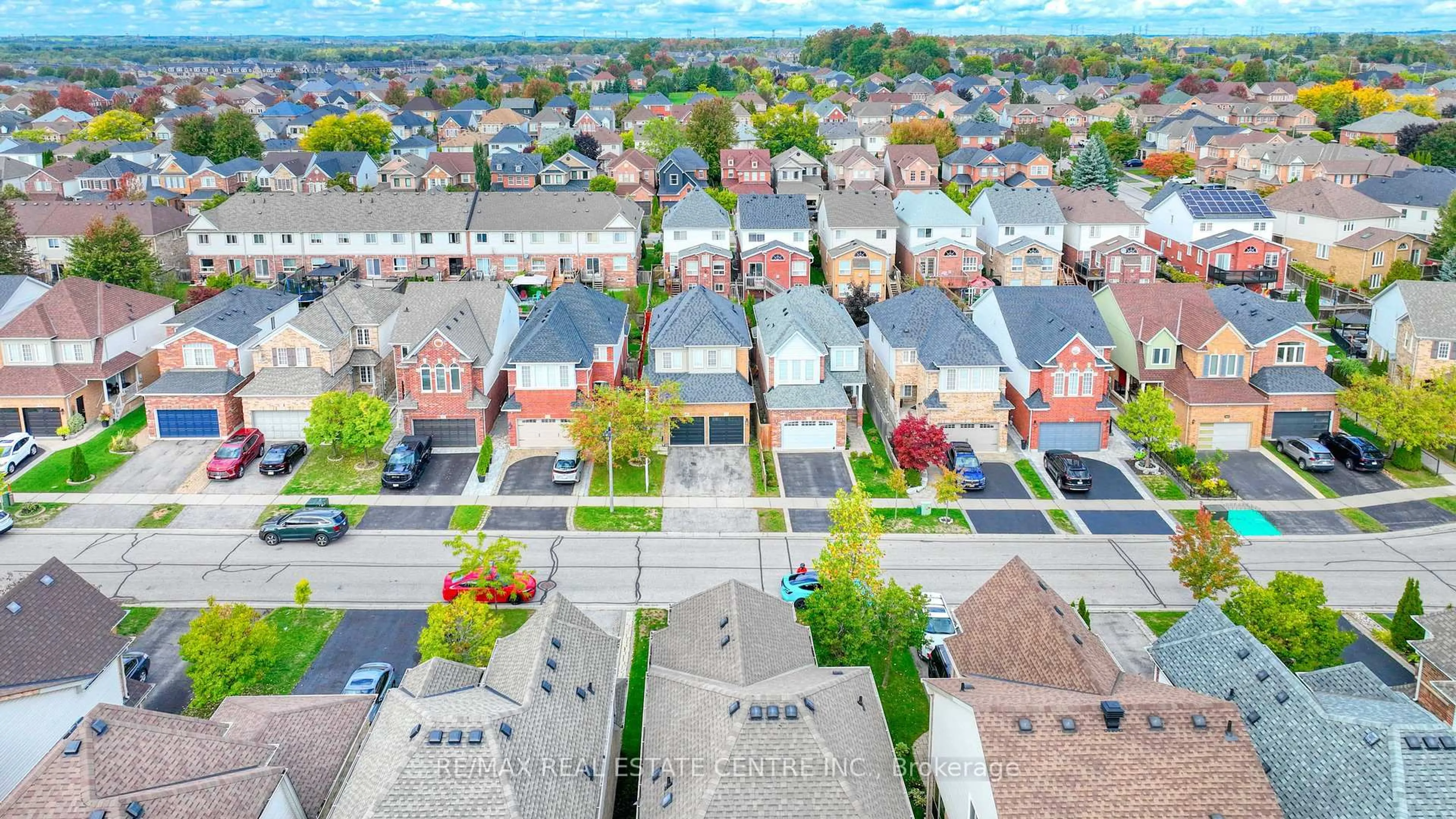 A pic from outside/outdoor area/front of a property/back of a property/a pic from drone, street for 37 Shenandoah Dr, Whitby Ontario L1P 1S9
