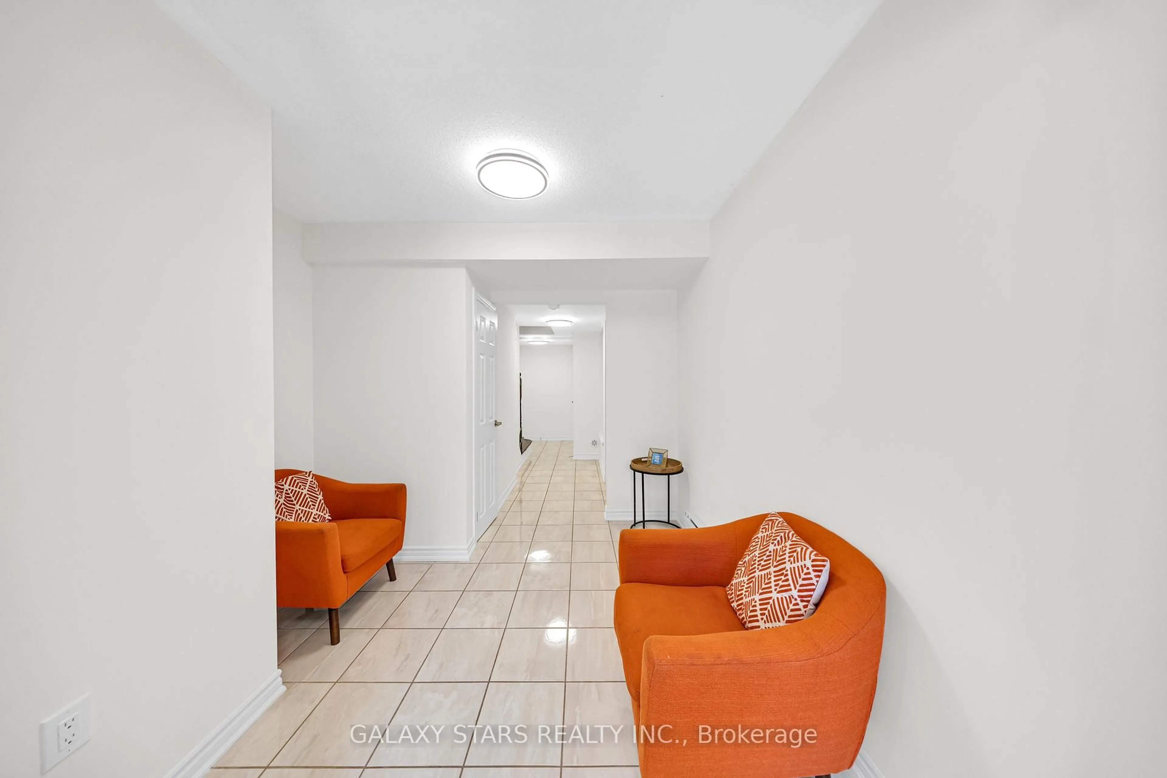 Indoor foyer for 1034 Dragonfly Ave, Pickering Ontario L1X 0E7