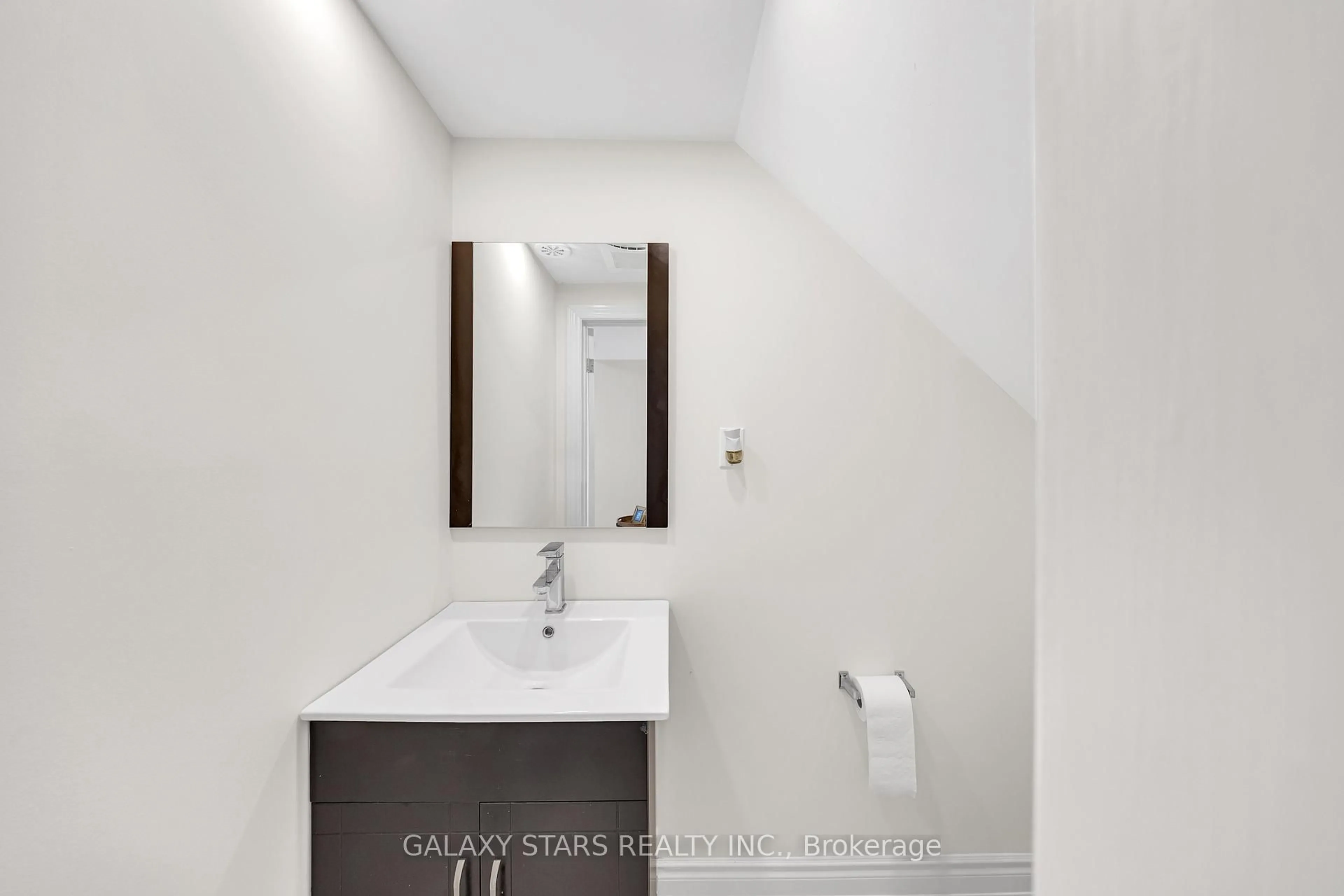 Standard bathroom, unknown for 1034 Dragonfly Ave, Pickering Ontario L1X 0E7