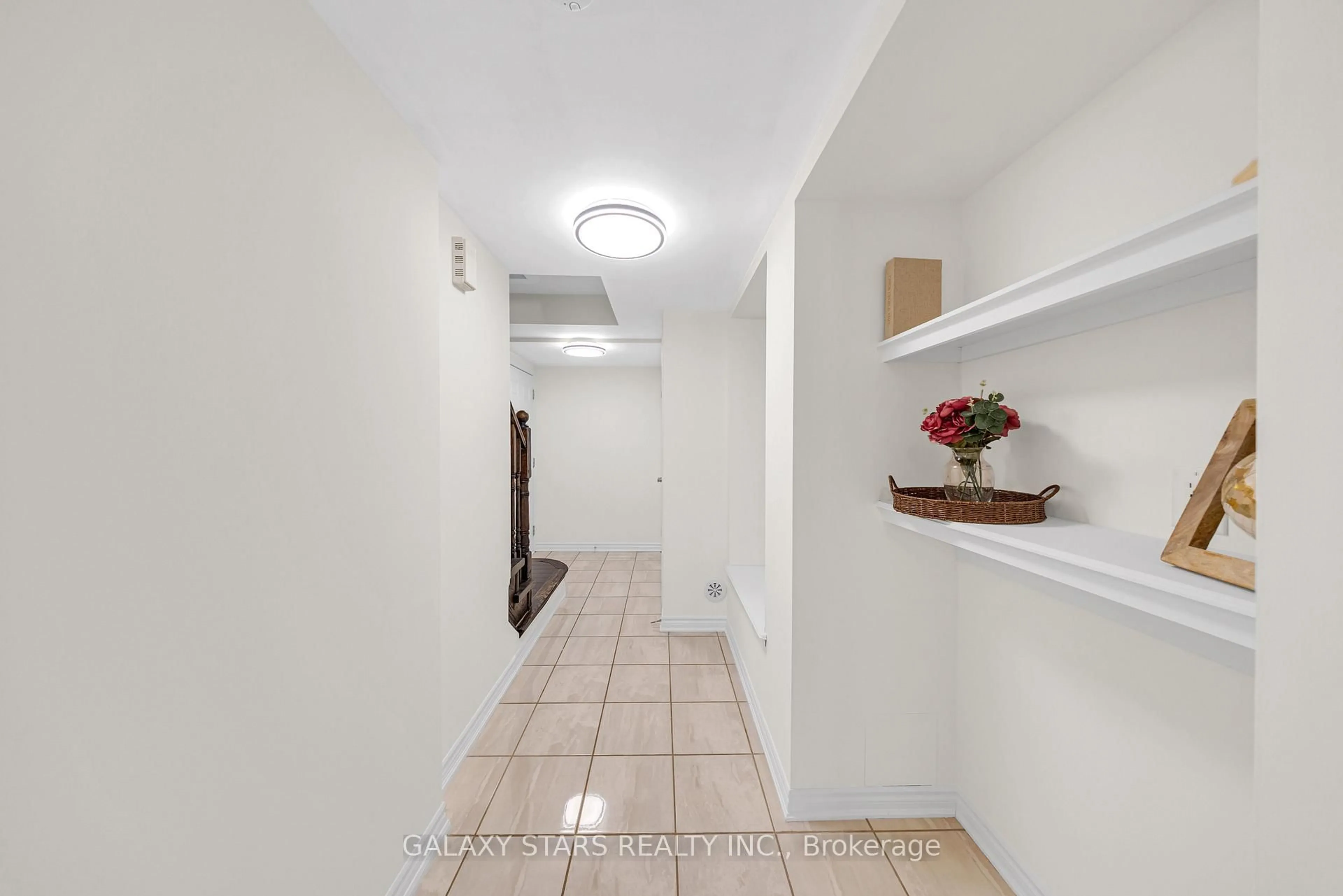Indoor foyer for 1034 Dragonfly Ave, Pickering Ontario L1X 0E7