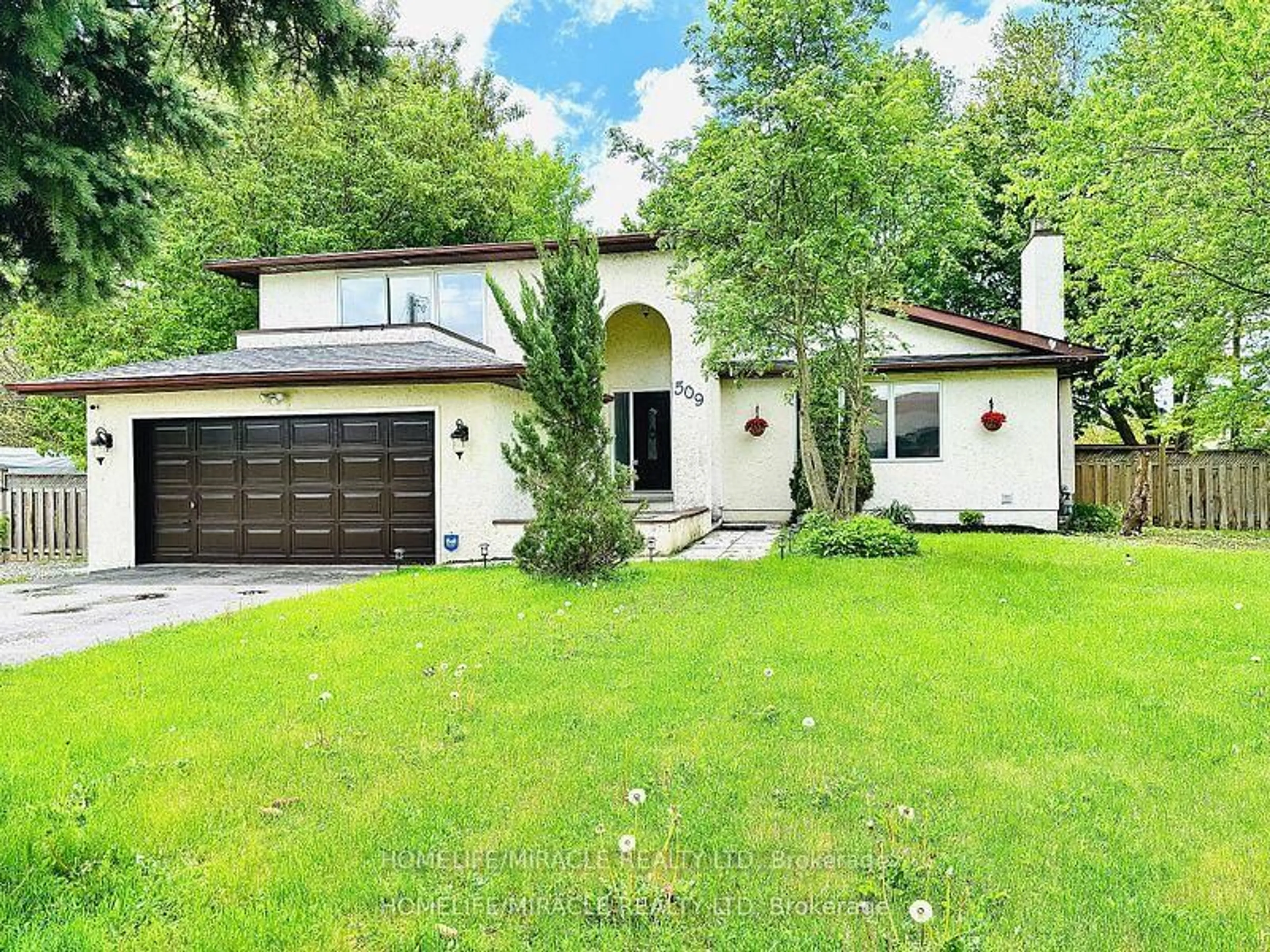 Home with vinyl exterior material, street for 509 Maine St, Oshawa Ontario L1L 1A2