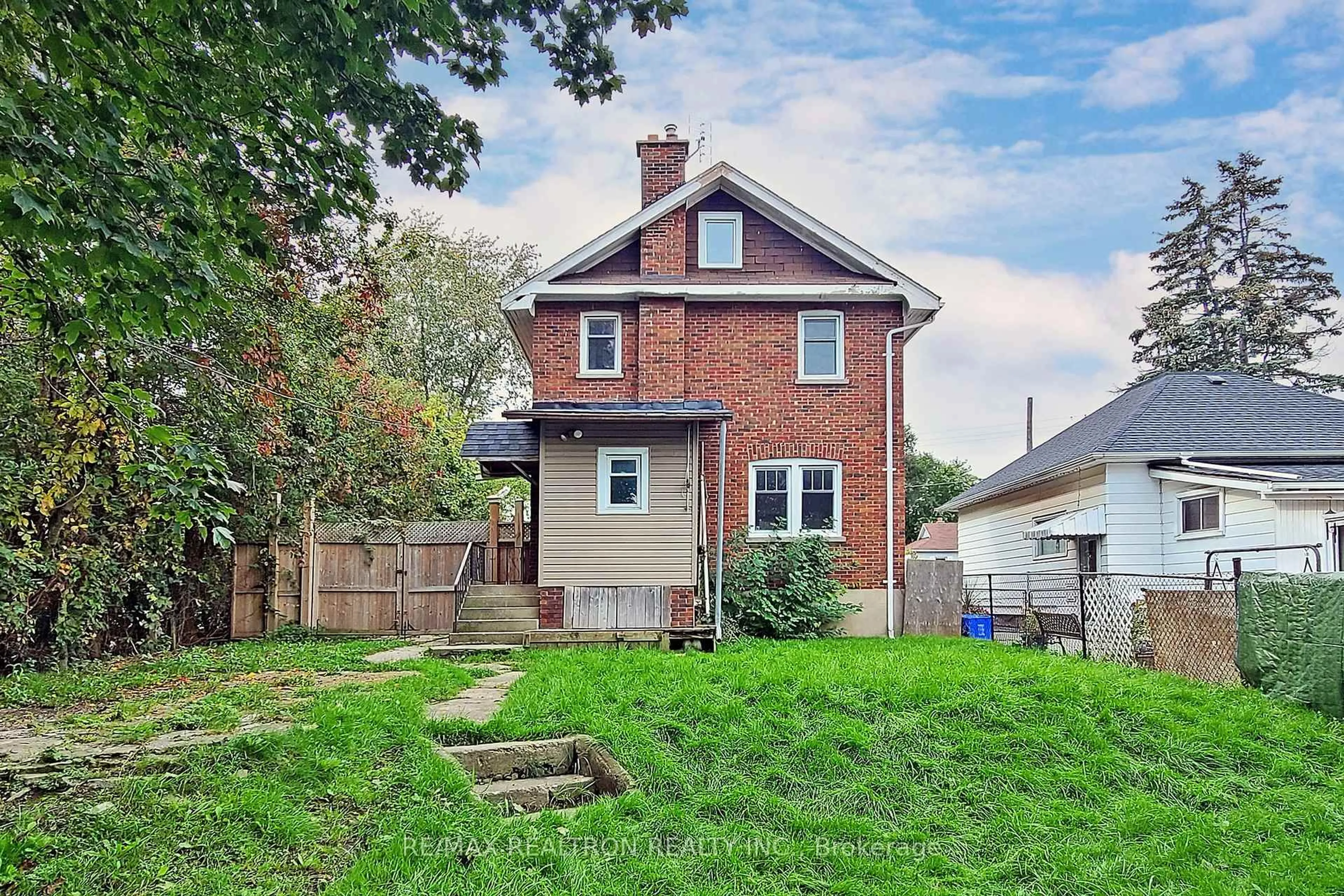 A pic from outside/outdoor area/front of a property/back of a property/a pic from drone, street for 573 Oxford St, Oshawa Ontario L1J 3V5