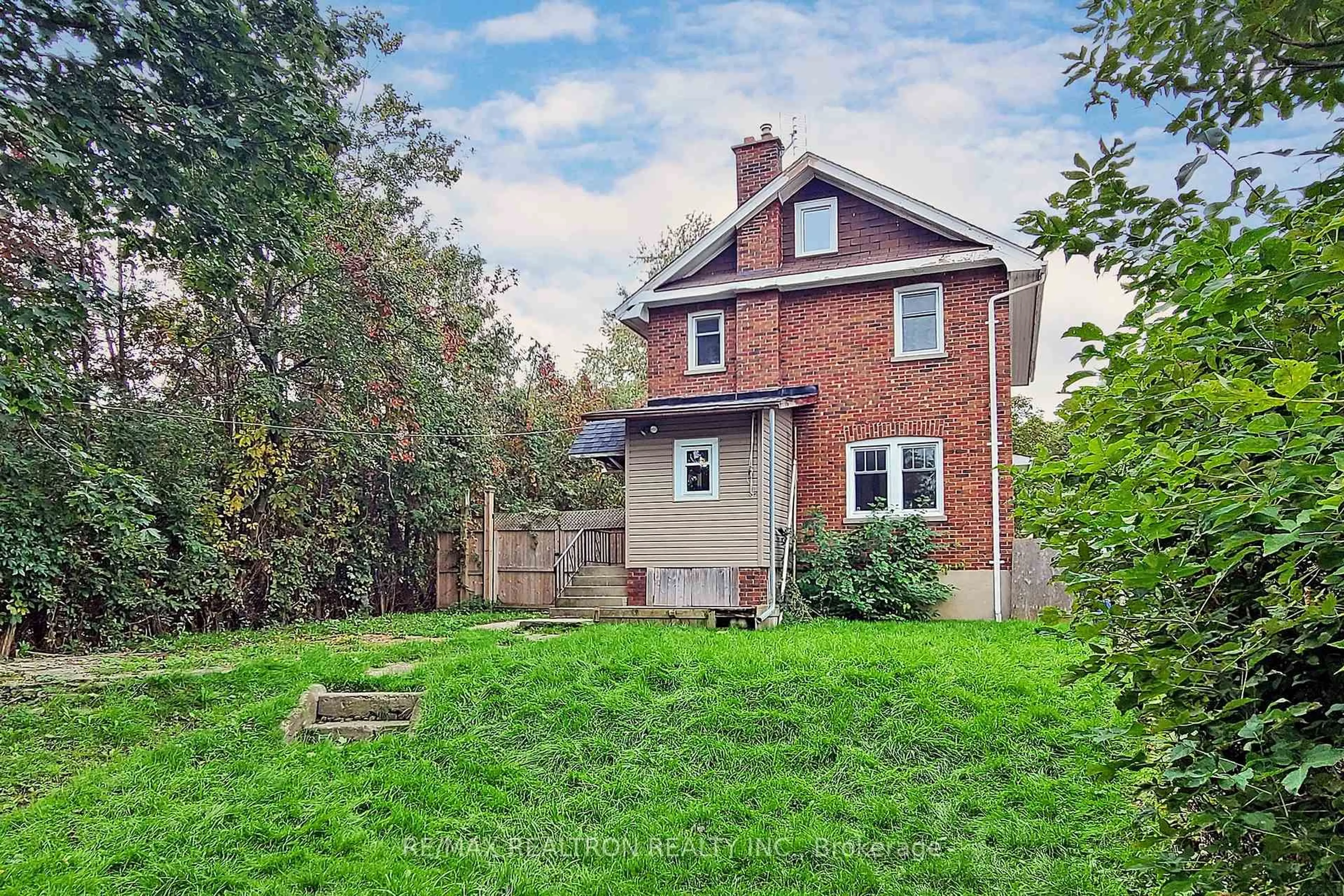 A pic from outside/outdoor area/front of a property/back of a property/a pic from drone, street for 573 Oxford St, Oshawa Ontario L1J 3V5