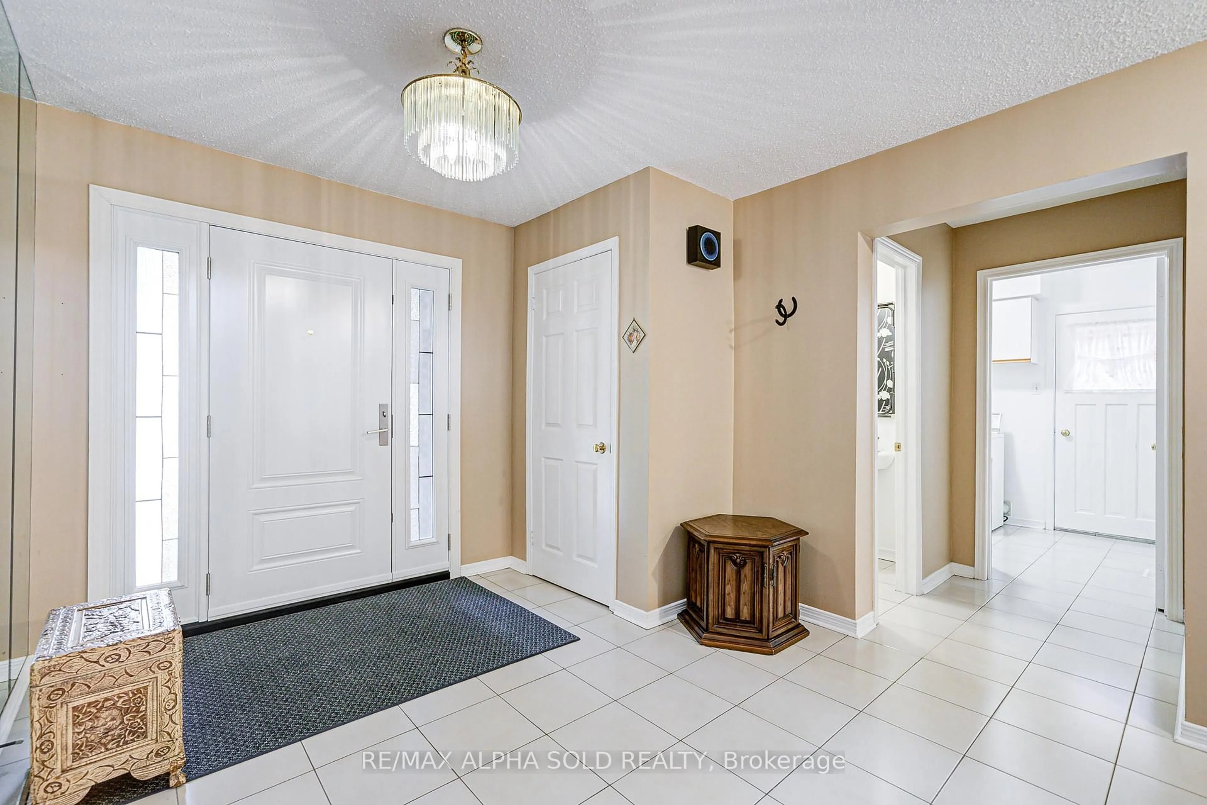 Indoor entryway for 360 Goldhawk Tr, Toronto Ontario M1V 4G1