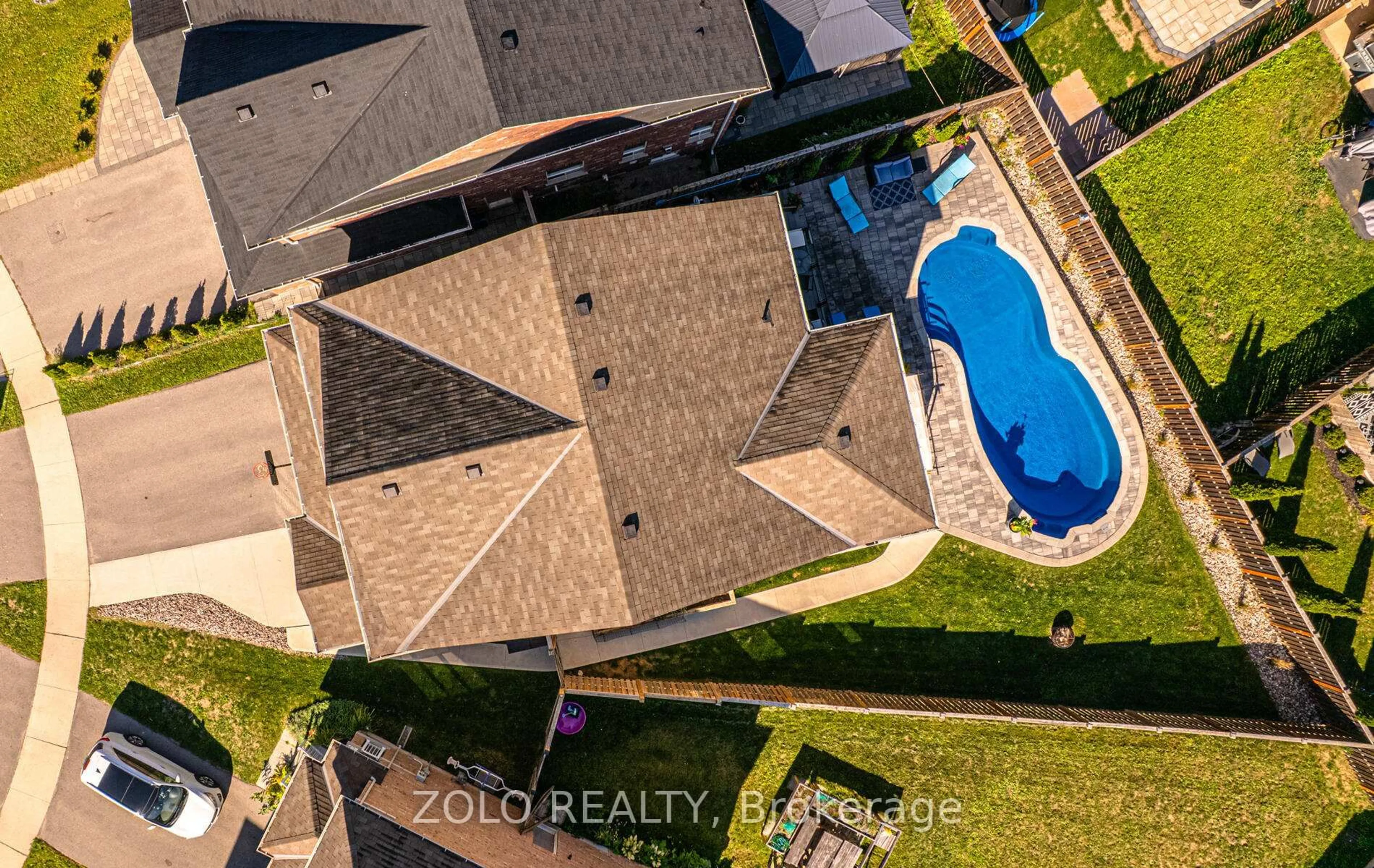 A pic from outside/outdoor area/front of a property/back of a property/a pic from drone, unknown for 504 Halo St, Oshawa Ontario L1H 7K4