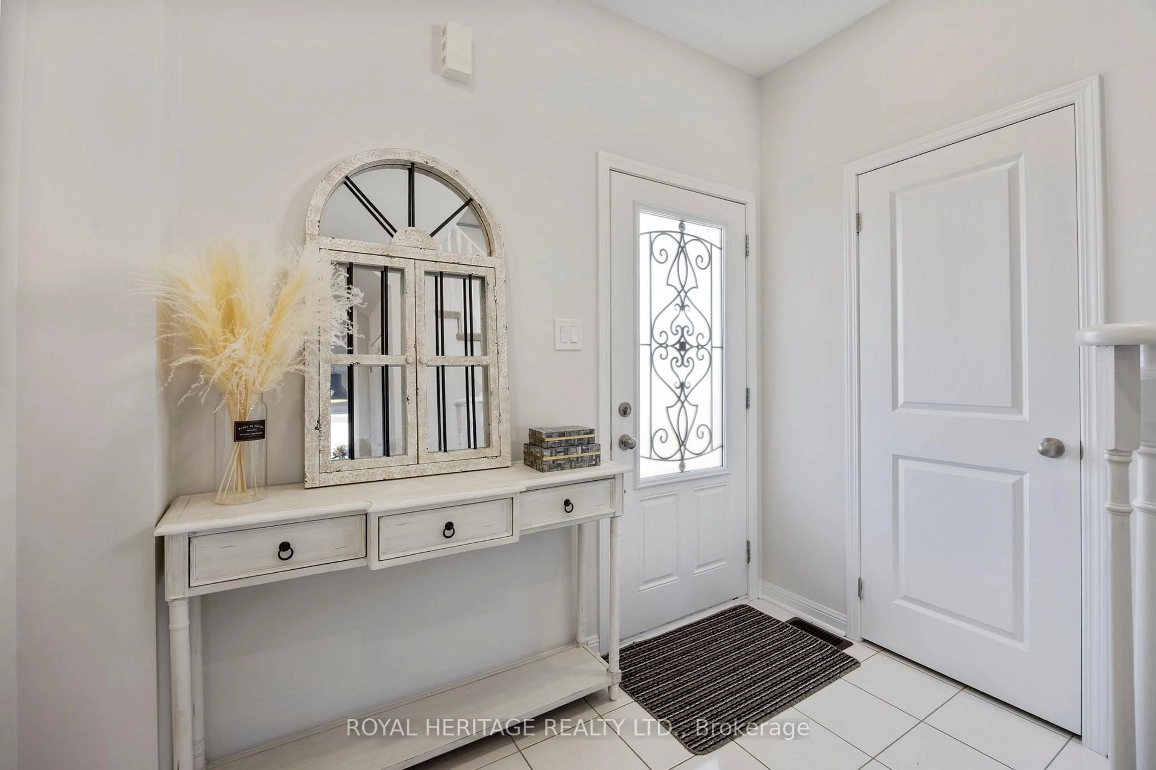 Indoor entryway for 86 Northglen Blvd, Clarington Ontario L1C 0R2