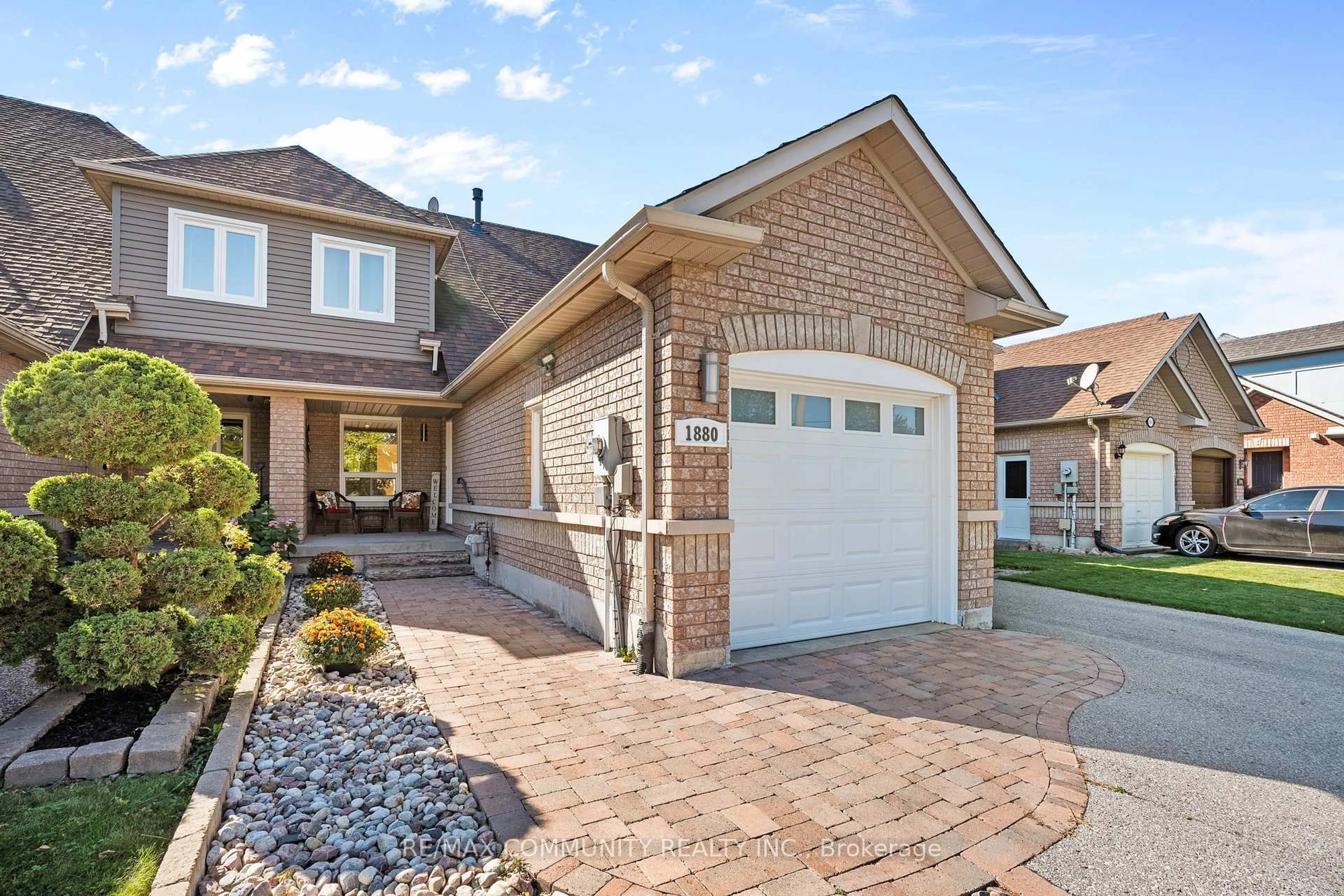 Home with brick exterior material, street for 1880 Woodgate Crt, Oshawa Ontario L1G 7Z2