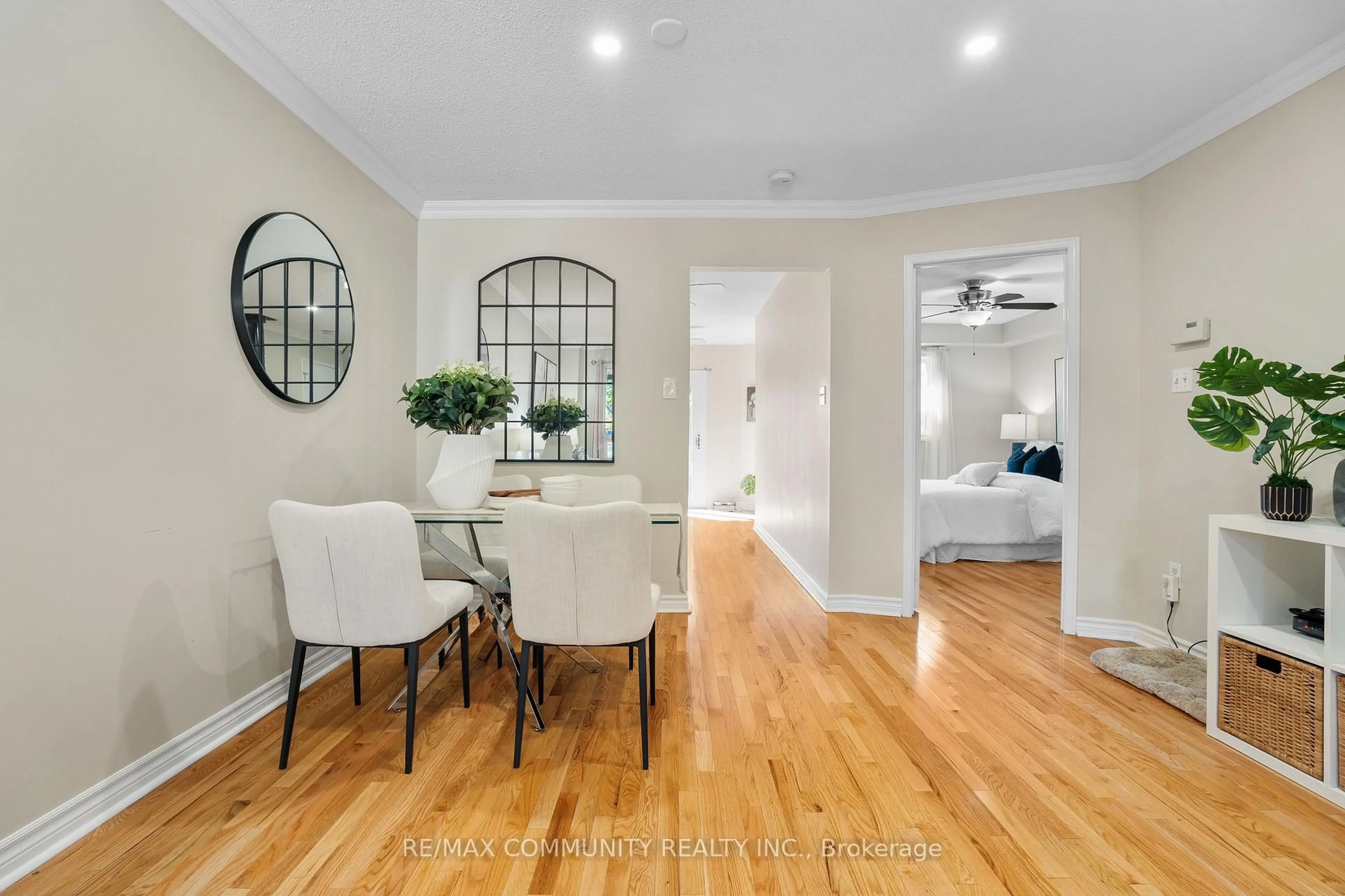 Dining room, wood/laminate floor for 1880 Woodgate Crt, Oshawa Ontario L1G 7Z2