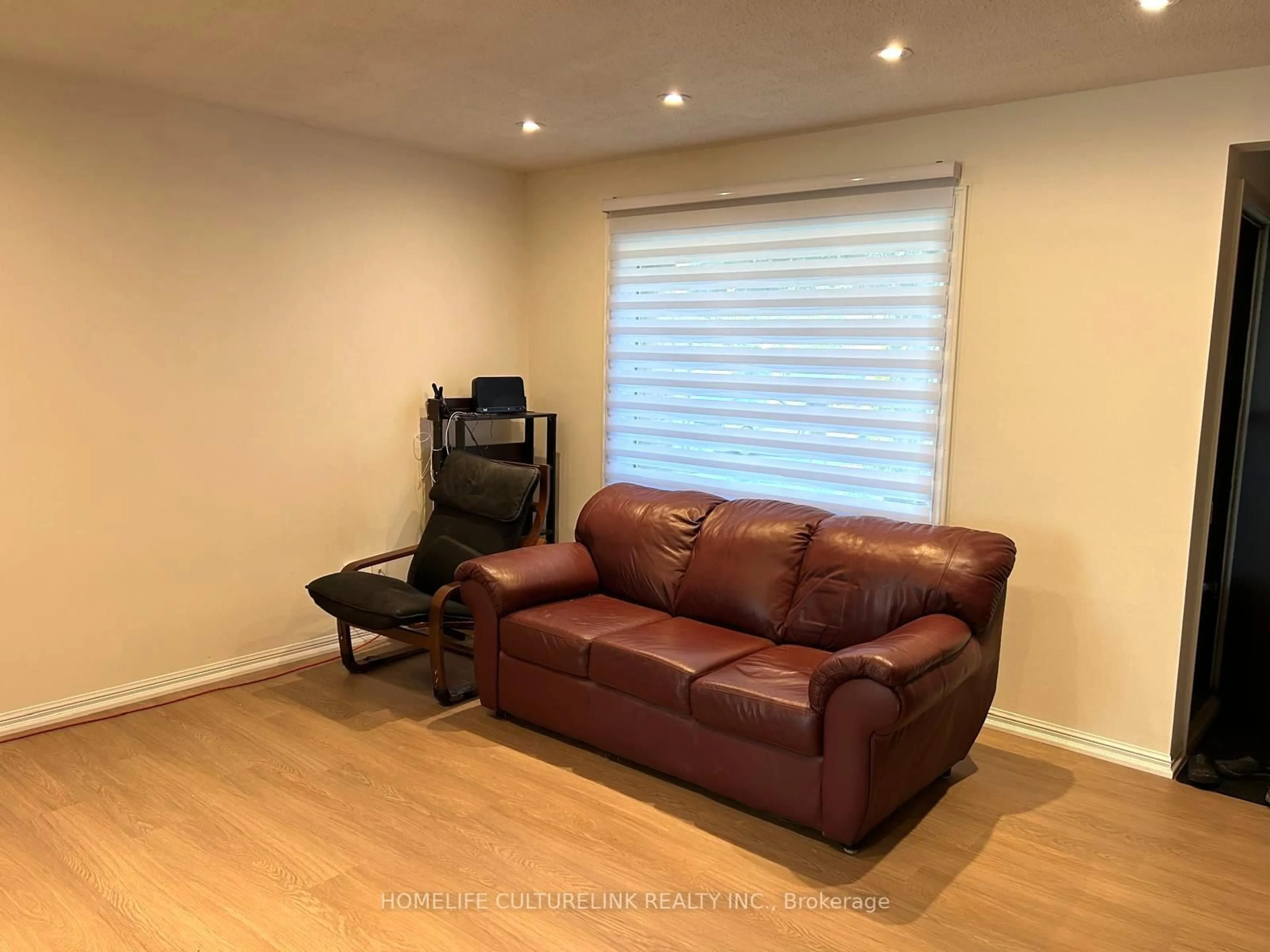 Living room with furniture, wood/laminate floor for 130 Grenbeck Dr, Toronto Ontario M1V 2H6