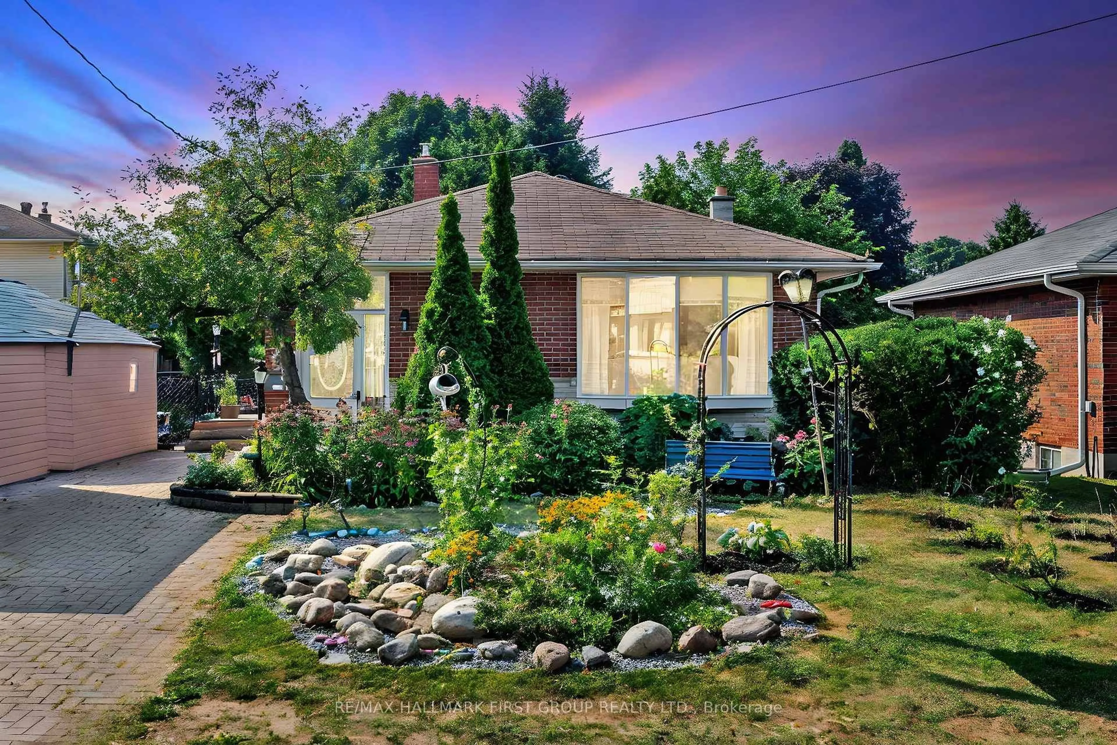 Patio, street for 205 Saint Peter St, Whitby Ontario L1N 1J2