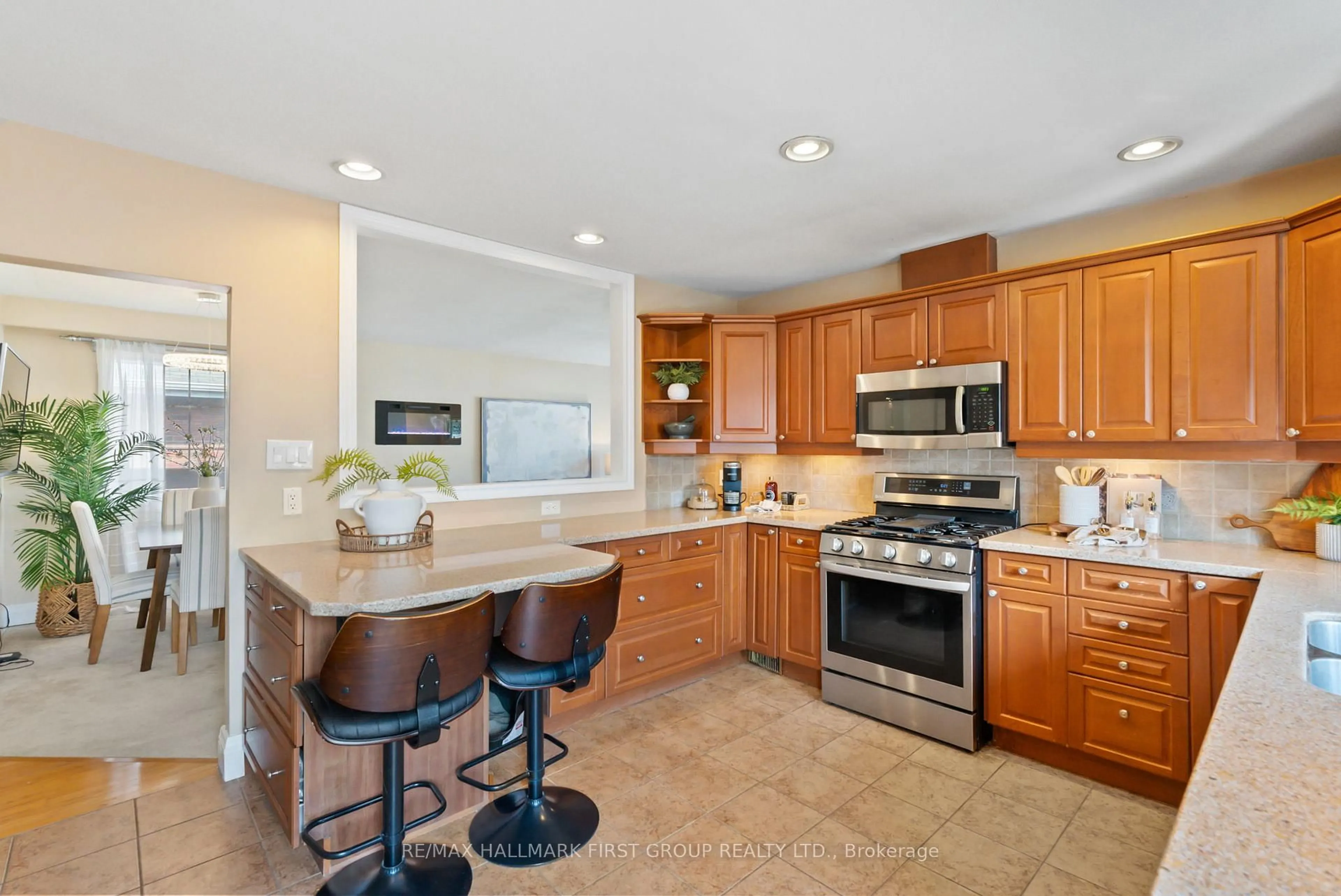 Open concept kitchen, ceramic/tile floor for 205 Saint Peter St, Whitby Ontario L1N 1J2