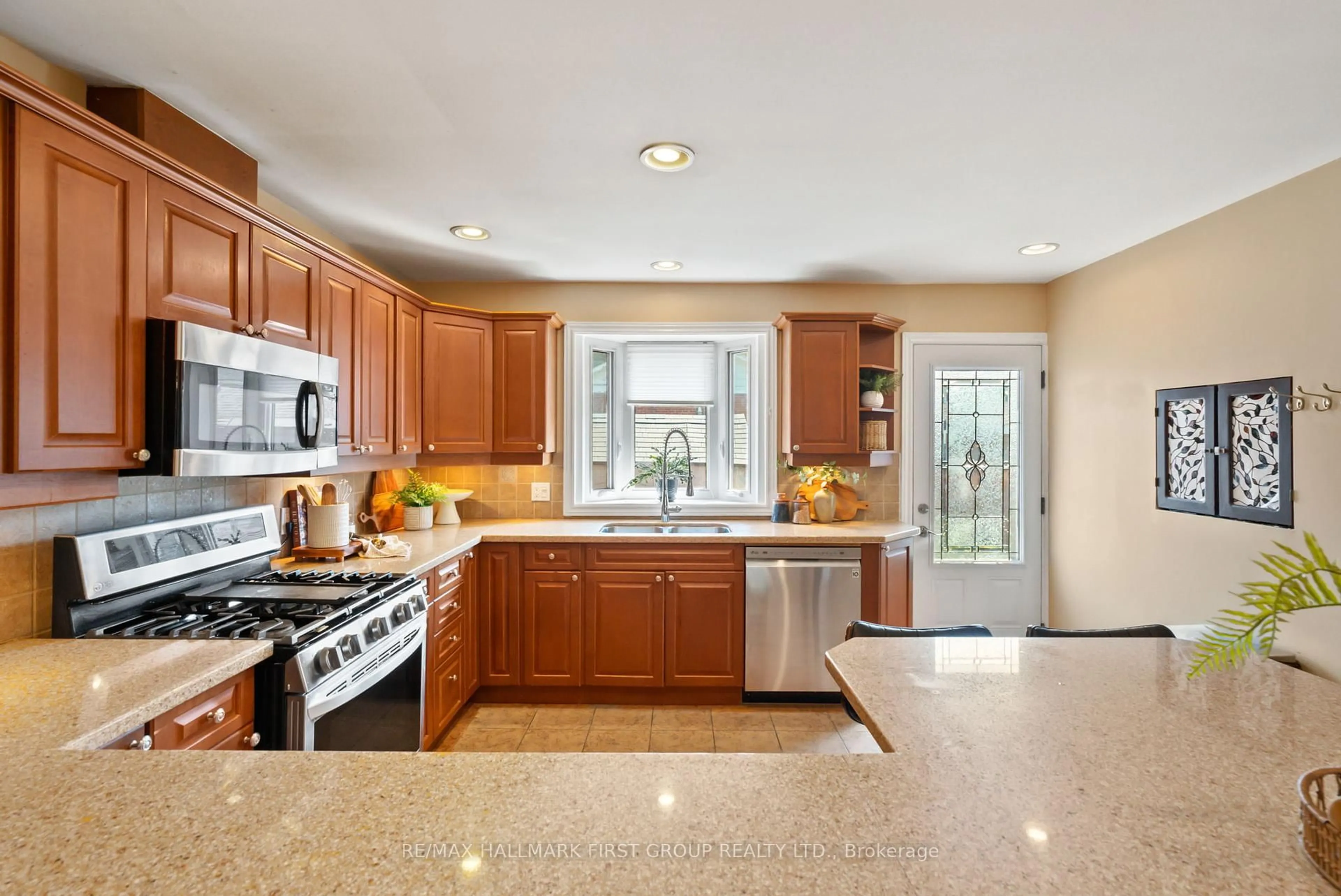 Unknown for 205 Saint Peter St, Whitby Ontario L1N 1J2