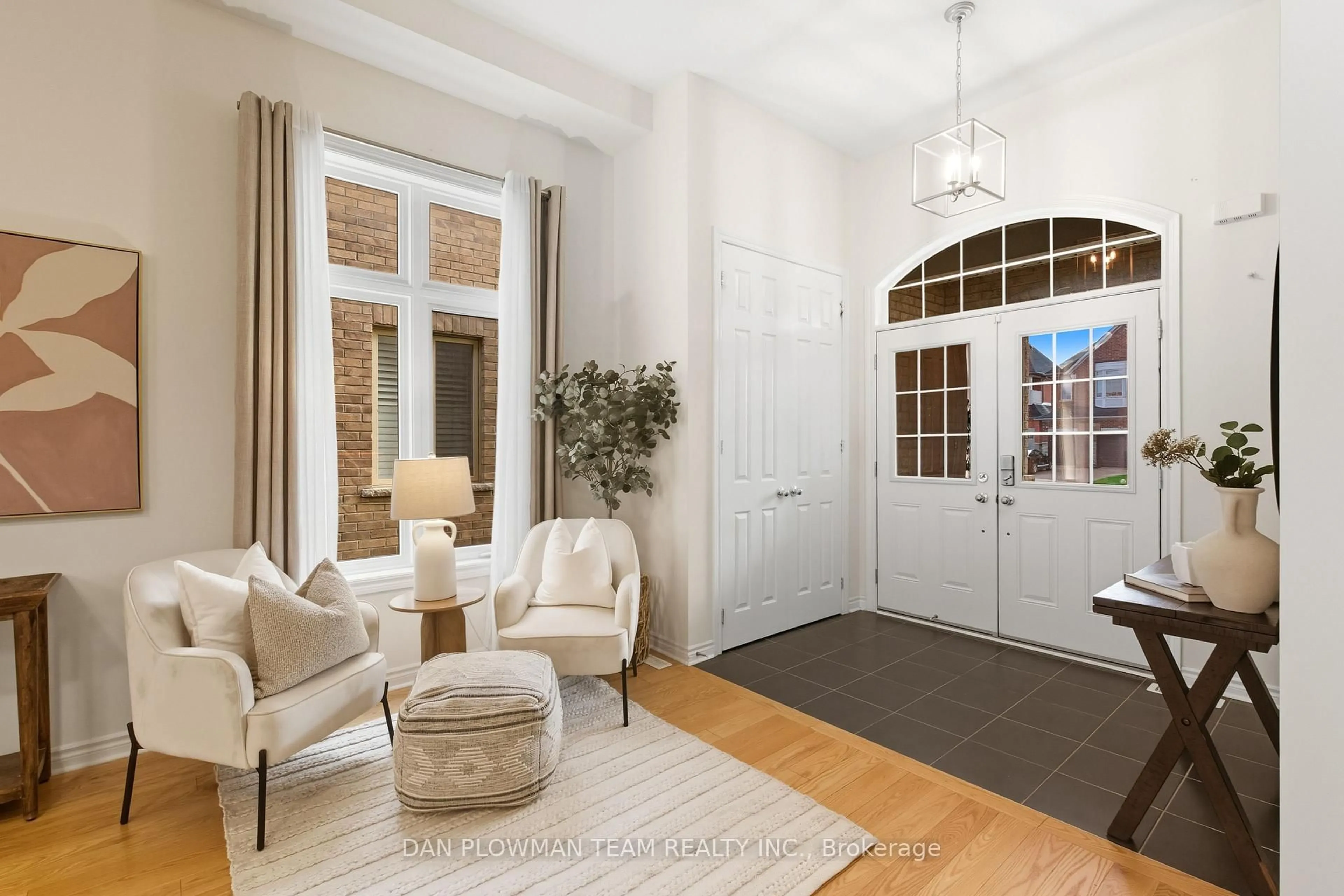 Indoor entryway for 11 Ravensedge Crt, Whitby Ontario L1R 0P3