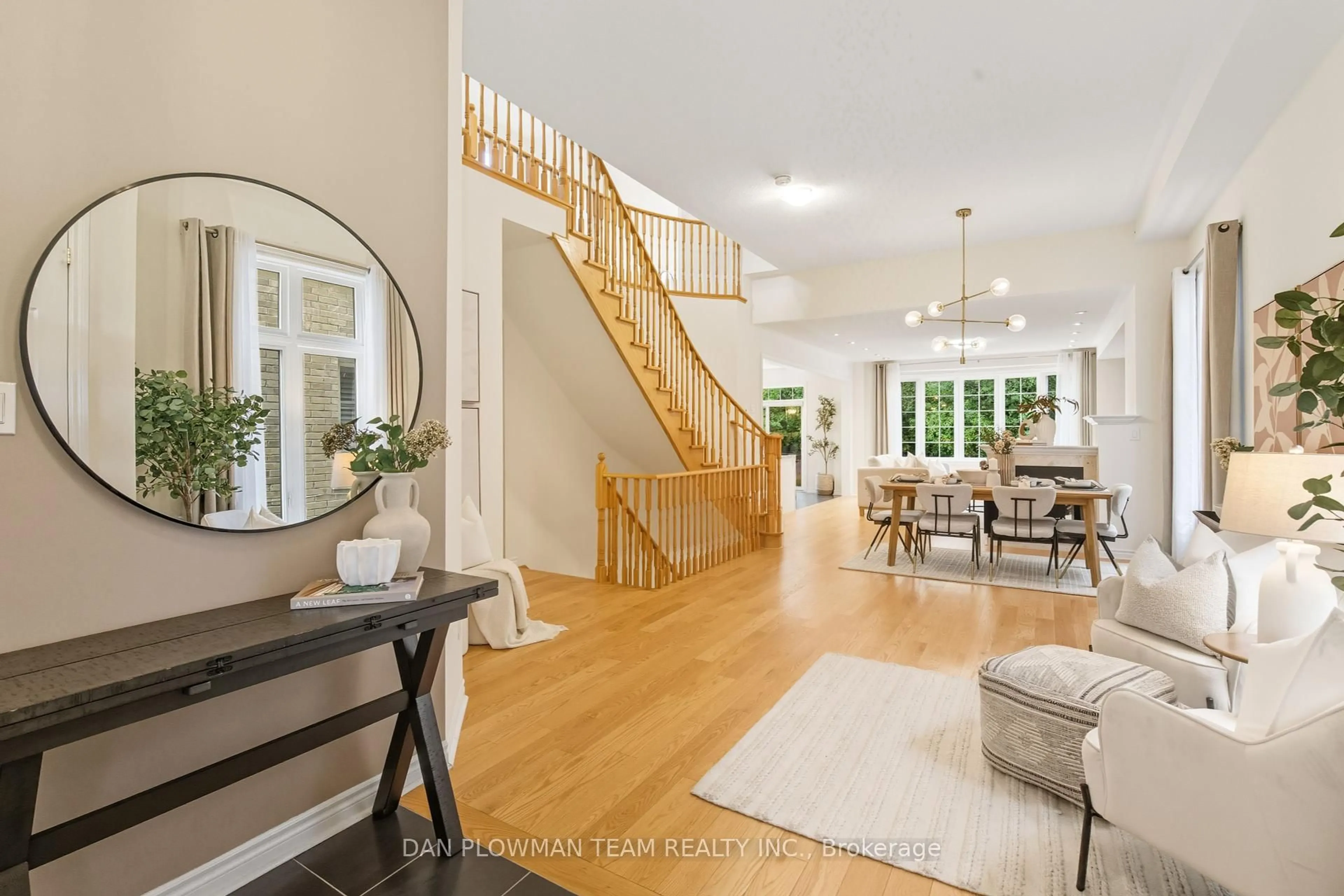 Indoor entryway for 11 Ravensedge Crt, Whitby Ontario L1R 0P3