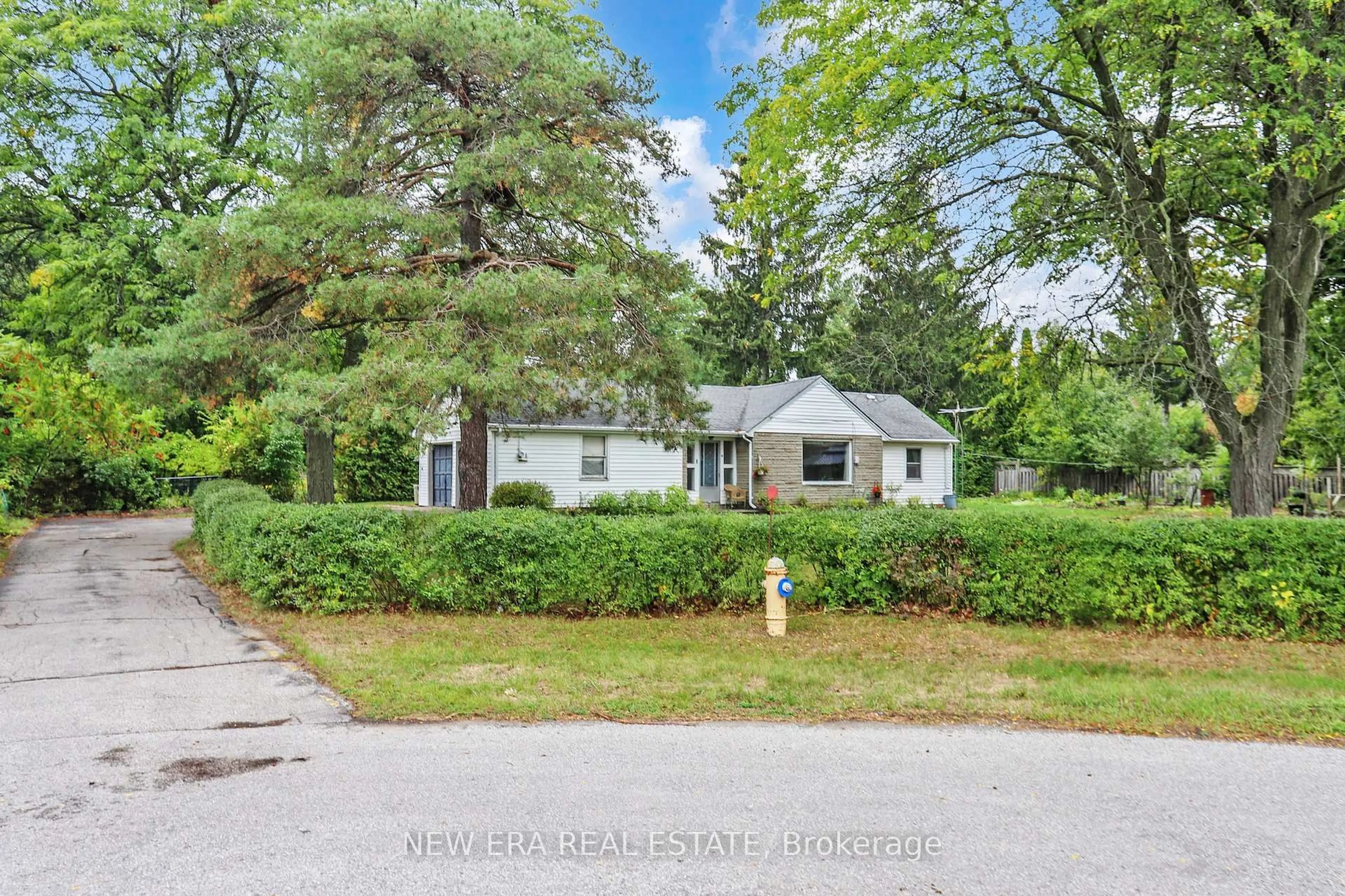 A pic from outside/outdoor area/front of a property/back of a property/a pic from drone, street for 28 Thomas Ave, Toronto Ontario M1C 1E5