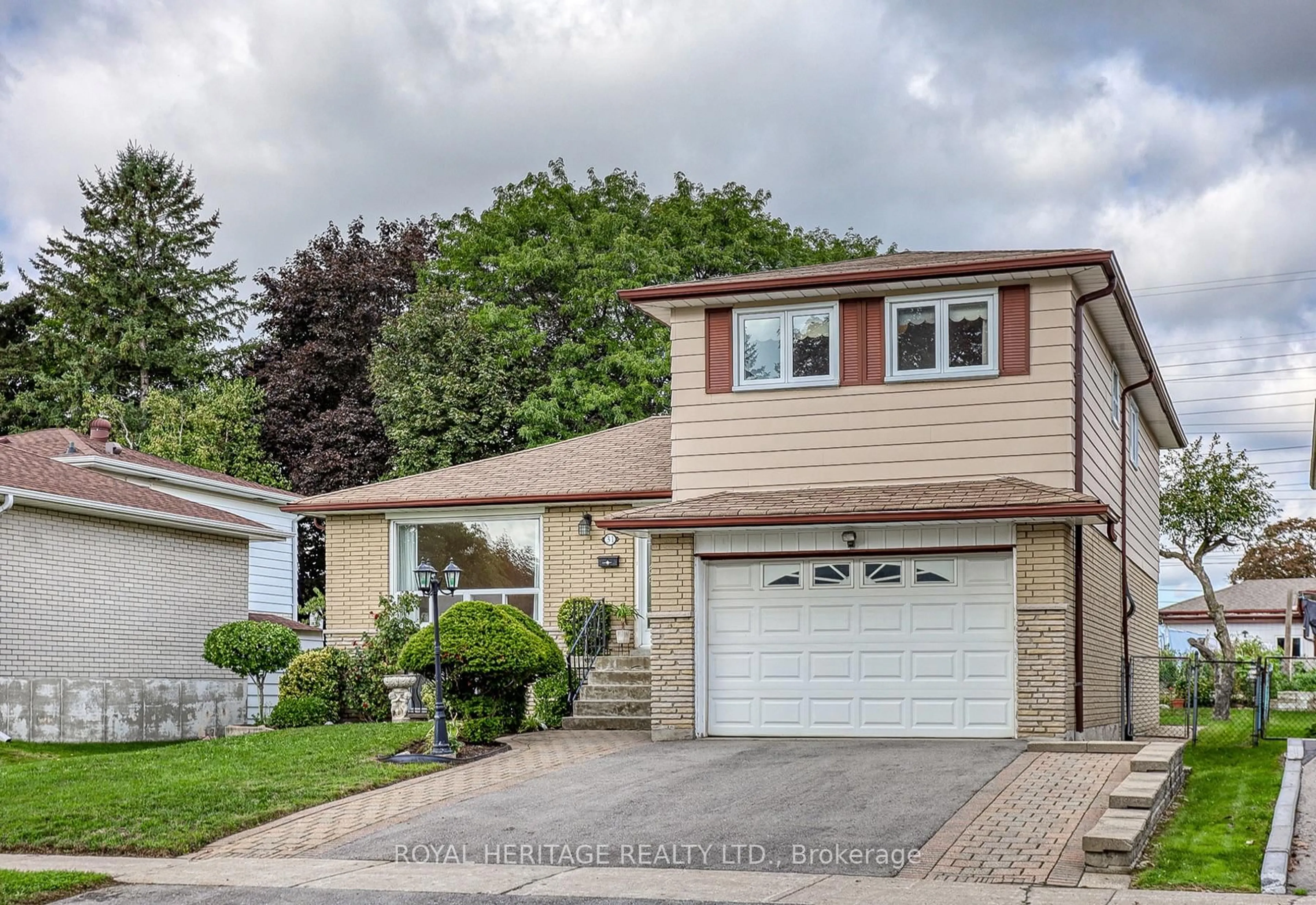 Home with vinyl exterior material, street for 31 Purpledusk Tr, Toronto Ontario M1E 4C6