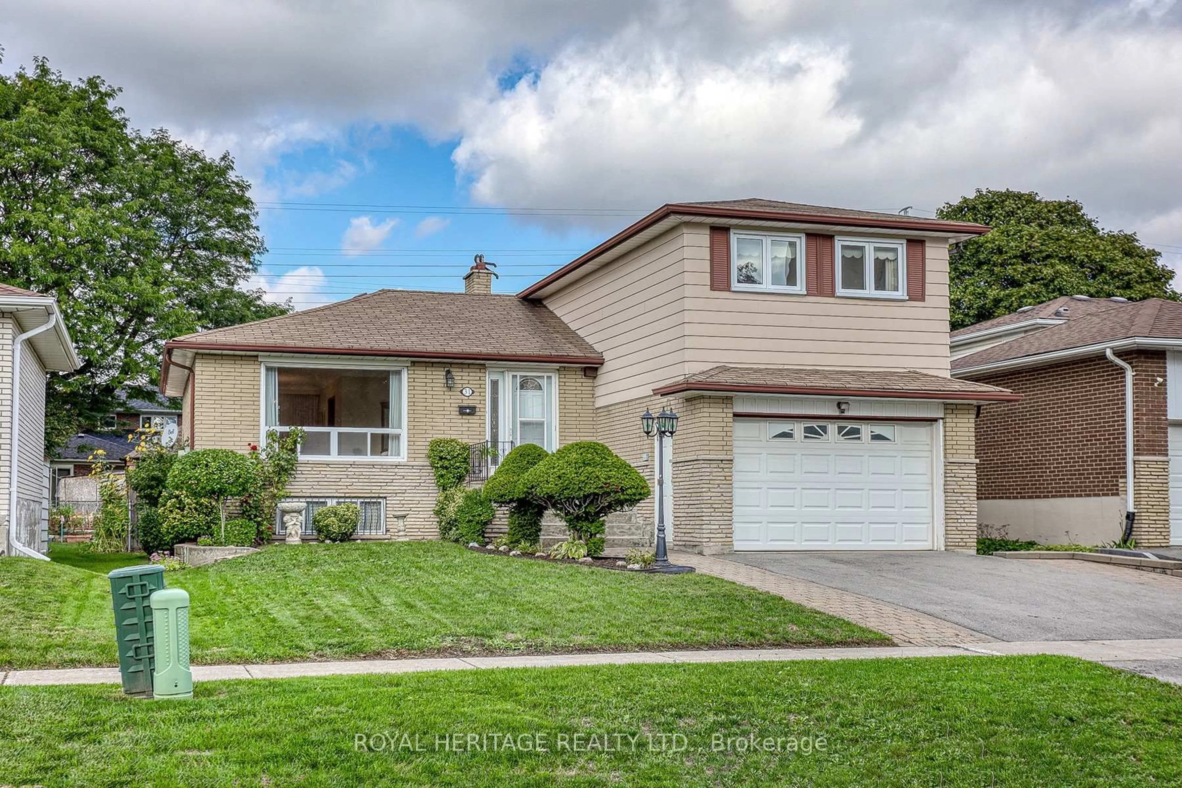 Home with vinyl exterior material, street for 31 Purpledusk Tr, Toronto Ontario M1E 4C6