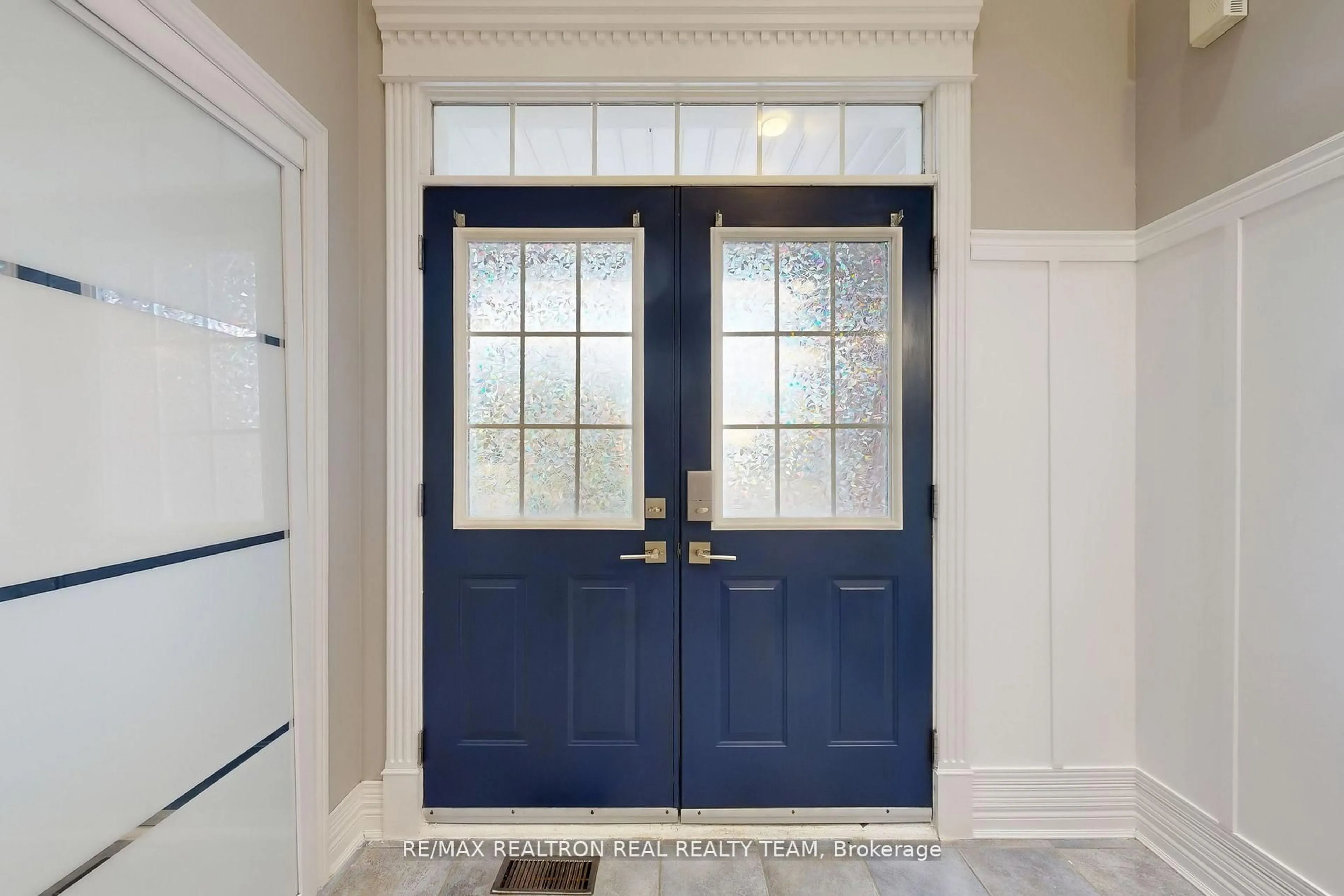 Indoor entryway for 89 Cachet Blvd, Whitby Ontario L1M 2E2