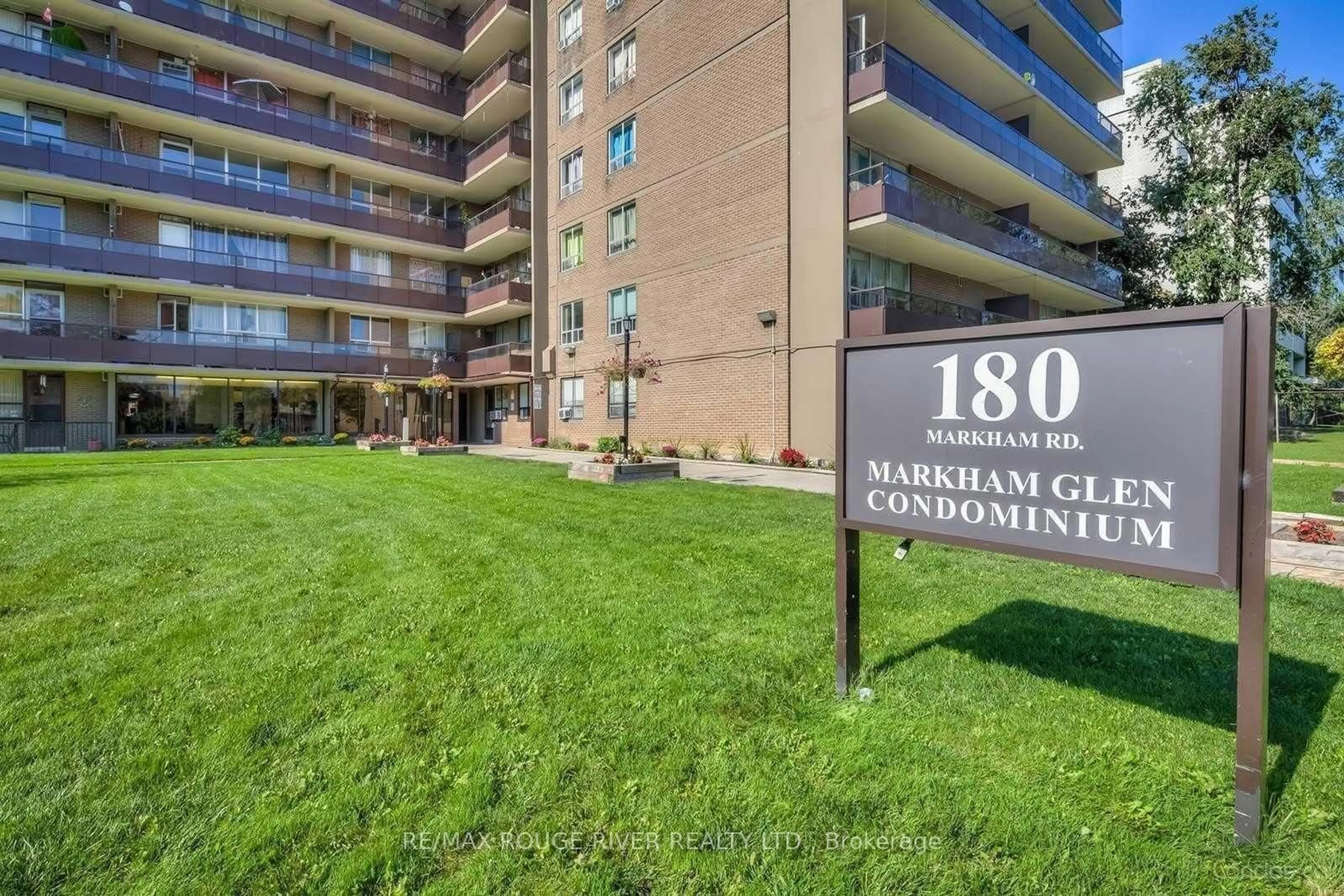Indoor foyer for 180 Markham Rd #303, Toronto Ontario M1M 2Z9