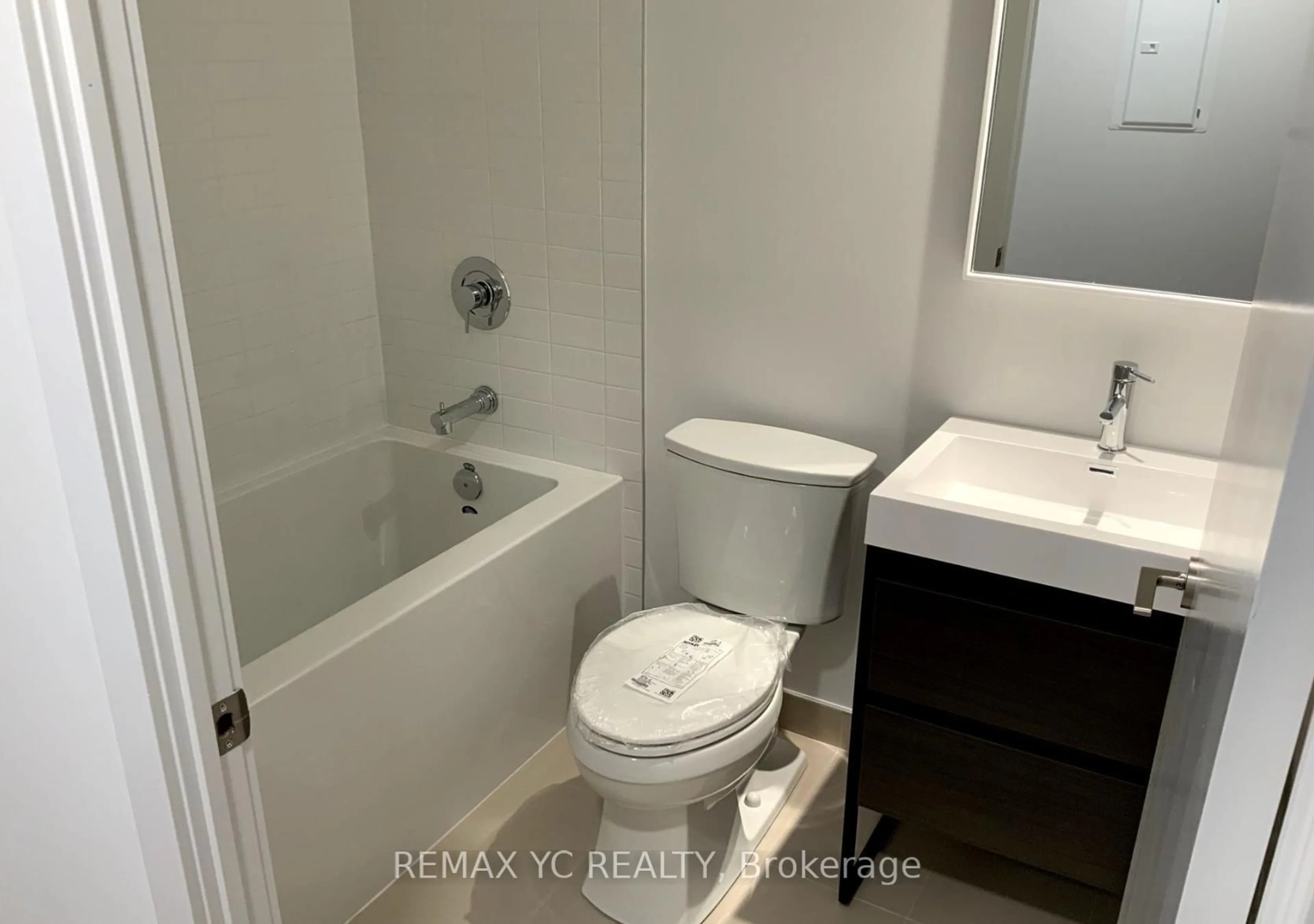 Standard bathroom, unknown for 150 Logan Ave #438, Toronto Ontario M4M 0E4