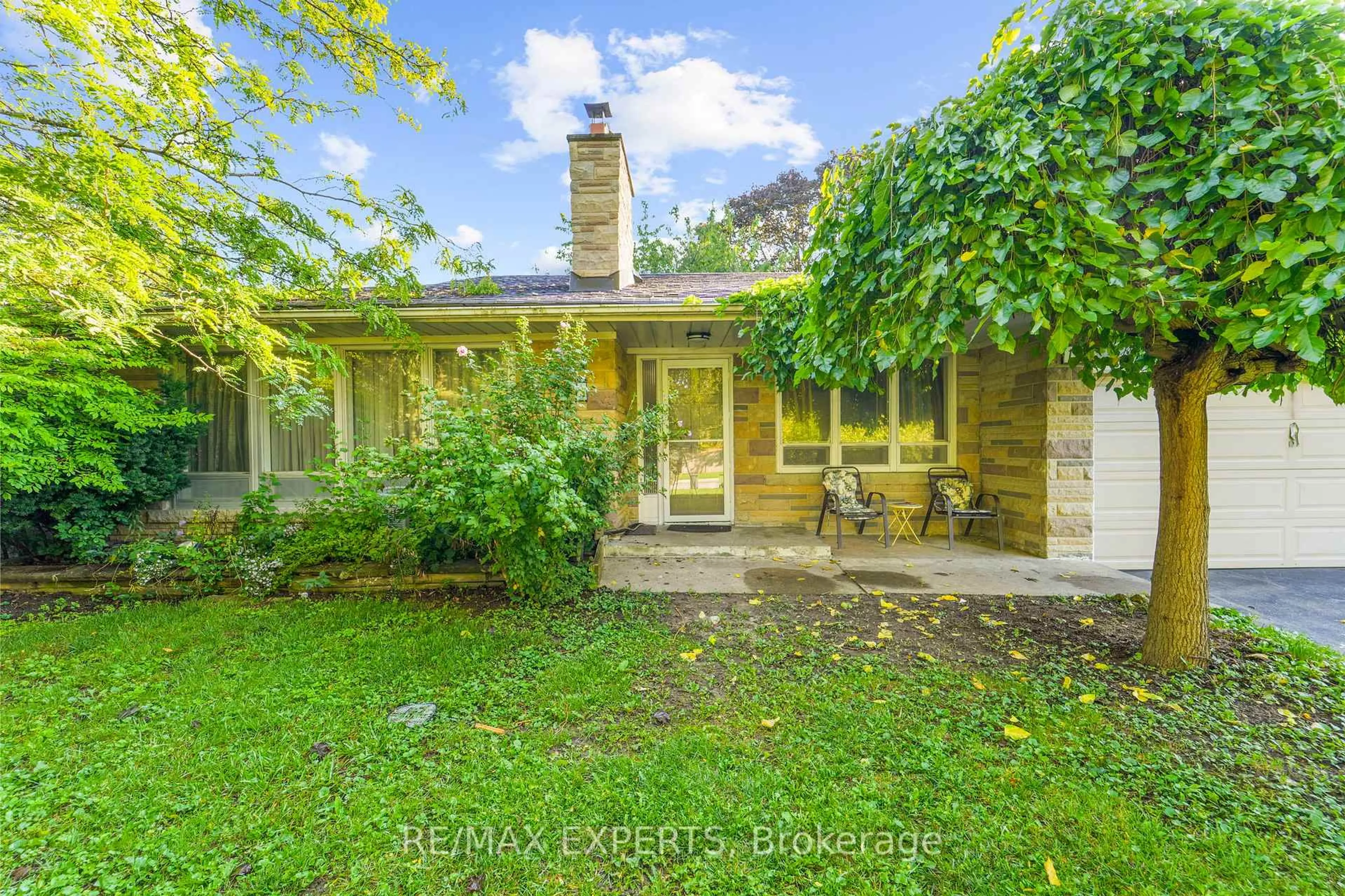 A pic from outside/outdoor area/front of a property/back of a property/a pic from drone, street for 19 Duncombe Blvd, Toronto Ontario M1M 3A4